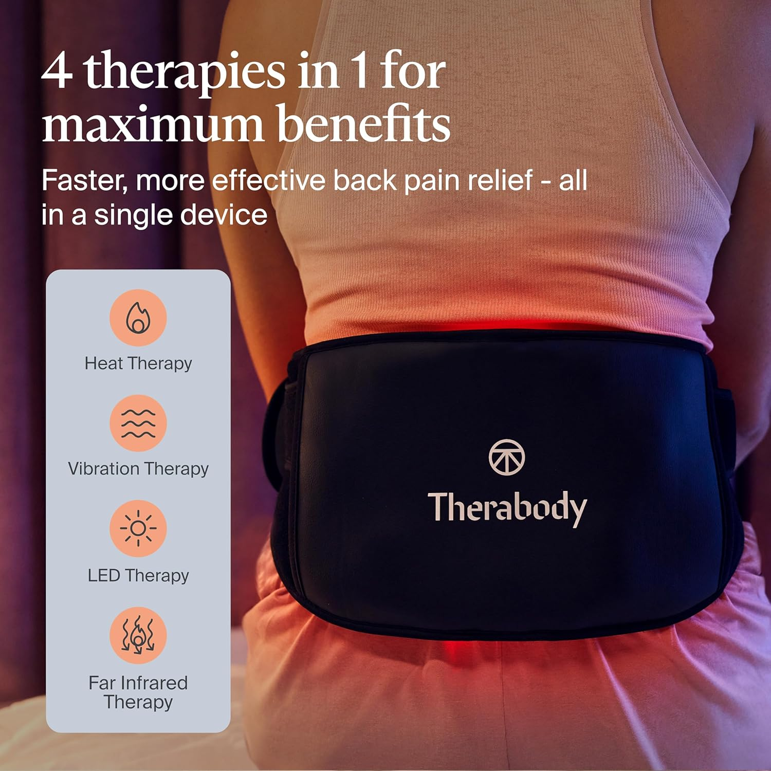 Una persona que lleva un dispositivo Therabody negro alrededor de la zona lumbar. La imagen muestra texto que describe 4 terapias para el alivio del dolor.