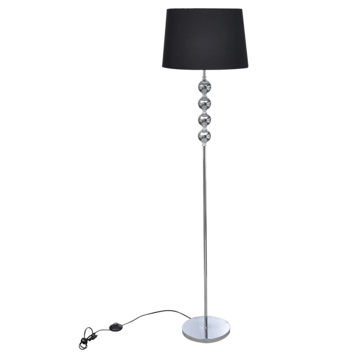 Eine Stehlampe mit schwarzem Lampenschirm und Chromfuß. Die Lampe hat eine Reihe von Kristallkugeln am Stiel. Ein schwarzes Kabel ist angebracht.