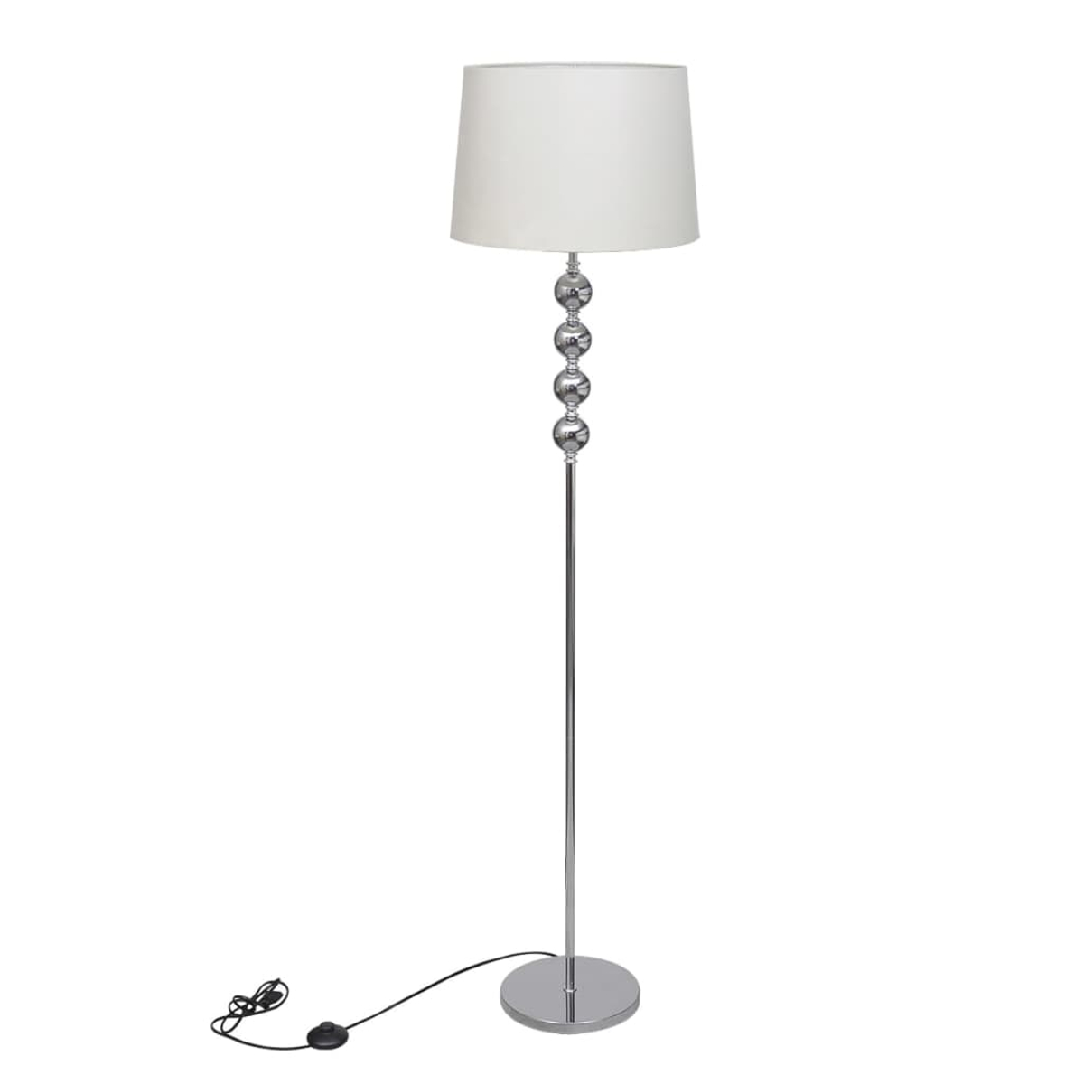 Eine verchromte Stehlampe mit weißem Lampenschirm. Die Lampe hat vier dekorative Kugeln am Stiel und ein schwarzes Netzkabel.