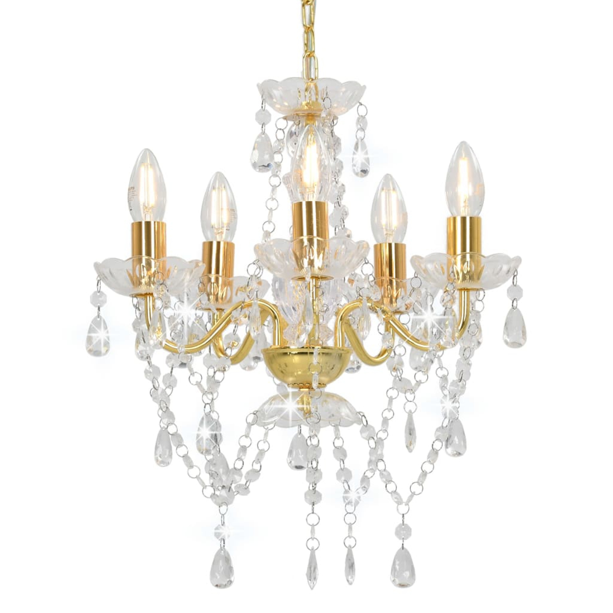 Ein goldener Kronleuchter mit fünf Lichtern, verziert mit Kristallperlen und hängenden Kristalltropfen, auf weißem Hintergrund.