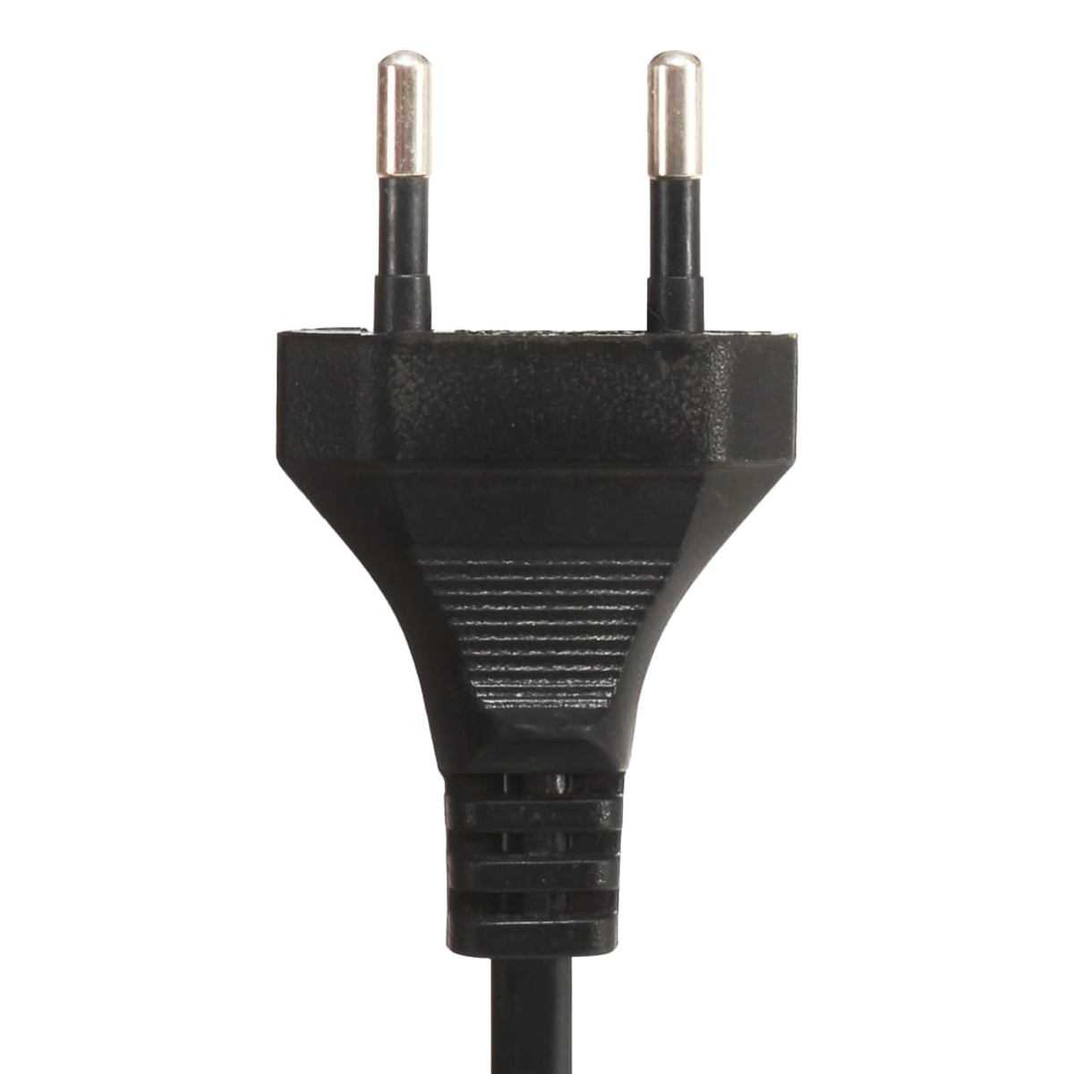 Nahaufnahme eines schwarzen Netzsteckers mit zwei silbernen Stiften. Der Stecker befindet sich vor weißem Hintergrund.