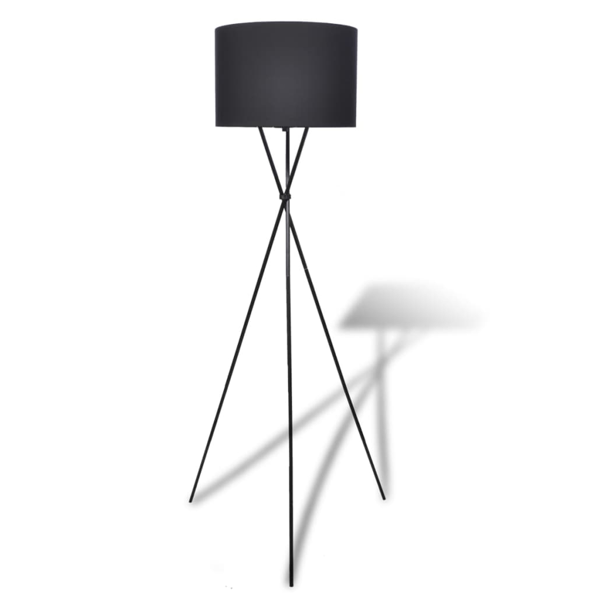 Eine schwarze Stehlampe mit zylindrischem Lampenschirm steht vor weißem Hintergrund. Die Lampe hat ein Stativ und wirft einen Schatten.