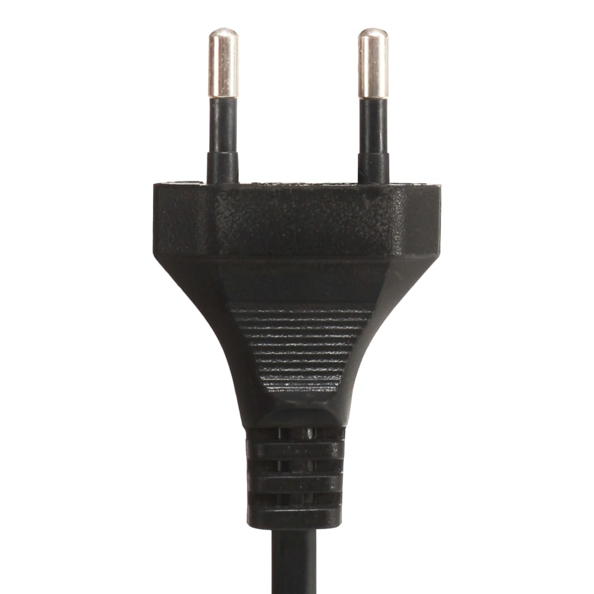 Nahaufnahme eines schwarzen Netzsteckers mit zwei silbernen Stiften auf weißem Hintergrund. Das Kabel des Steckers verläuft nach unten.
