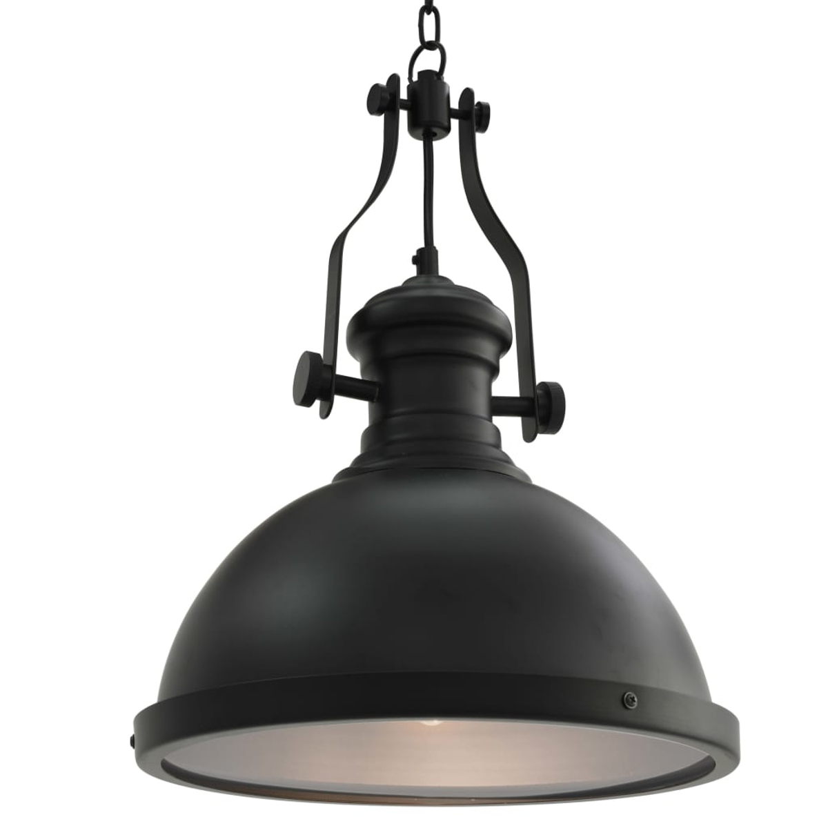 Eine schwarze Pendelleuchte mit einem kuppelförmigen Schirm, der an einer Kette hängt. Es hat ein Vintage-Industriedesign.