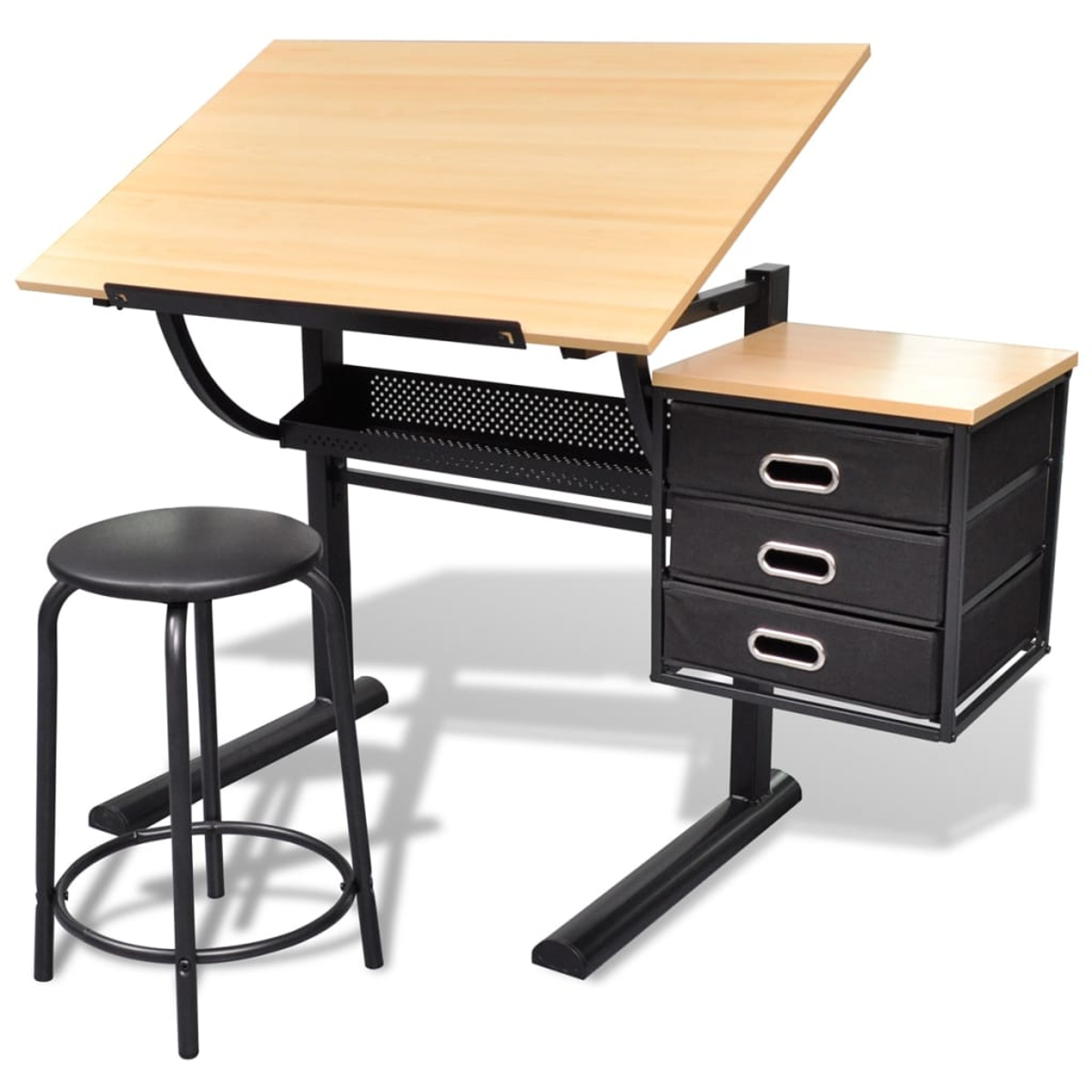 Ein Zeichentisch mit heller Holzplatte und schwarzem Metallrahmen. Links steht ein passender Hocker. Rechts befinden sich drei schwarze Schubladen.