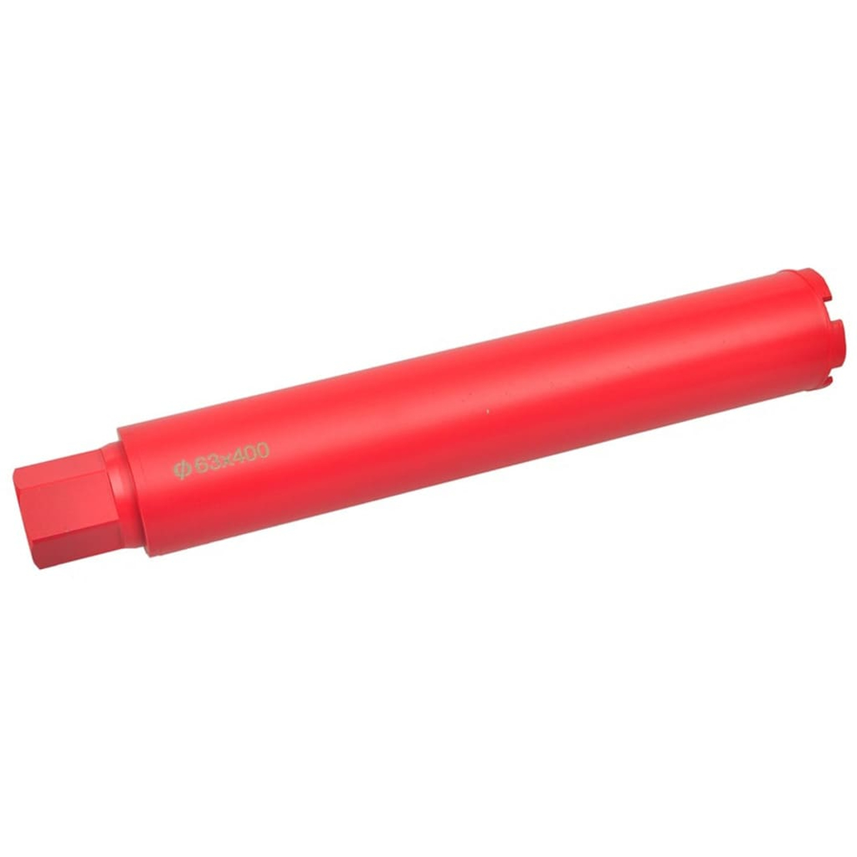 Ein roter Kernbohrer liegt diagonal auf weißem Grund. Der Bohrer hat einen zylindrischen Körper mit sechseckiger Basis.
