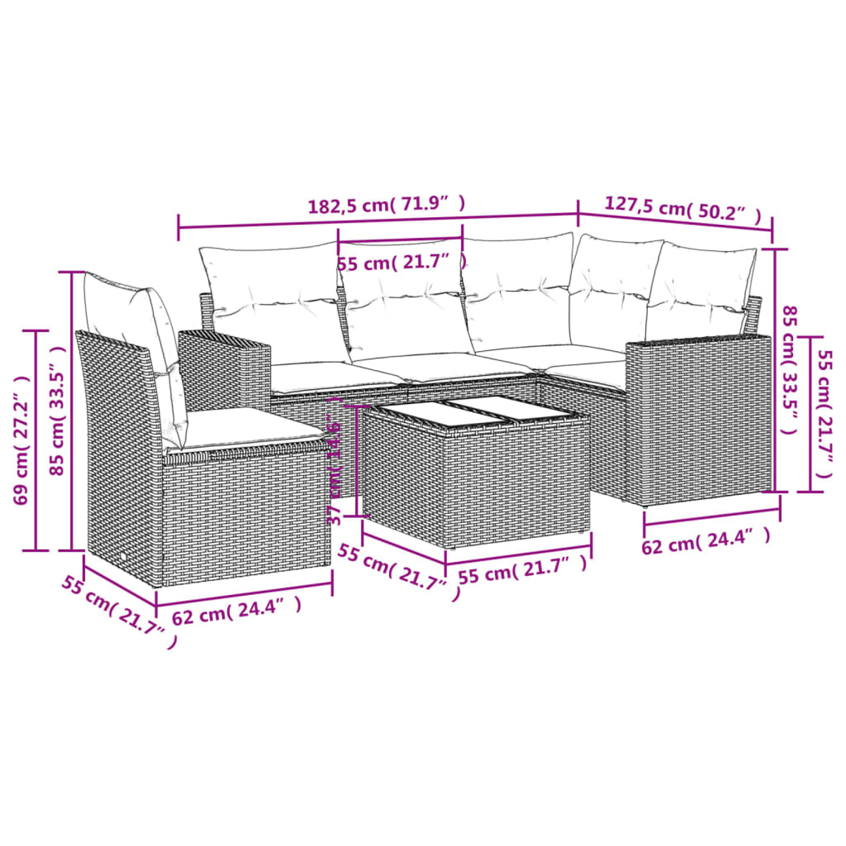 Ein Rattan-Gartenmöbel-Set. Es umfasst ein Dreisitzer-Sofa, einen Einzelstuhl und einen quadratischen Couchtisch, alle mit weißen Kissen.