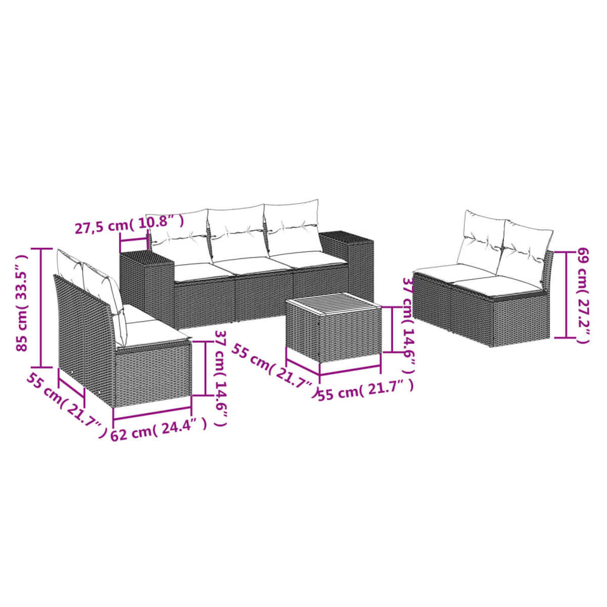 Ein Rattan-Gartenmöbelset mit Dreisitzer-Sofa, zwei Sesseln und einem quadratischen Tisch, alle mit weißen Kissen.