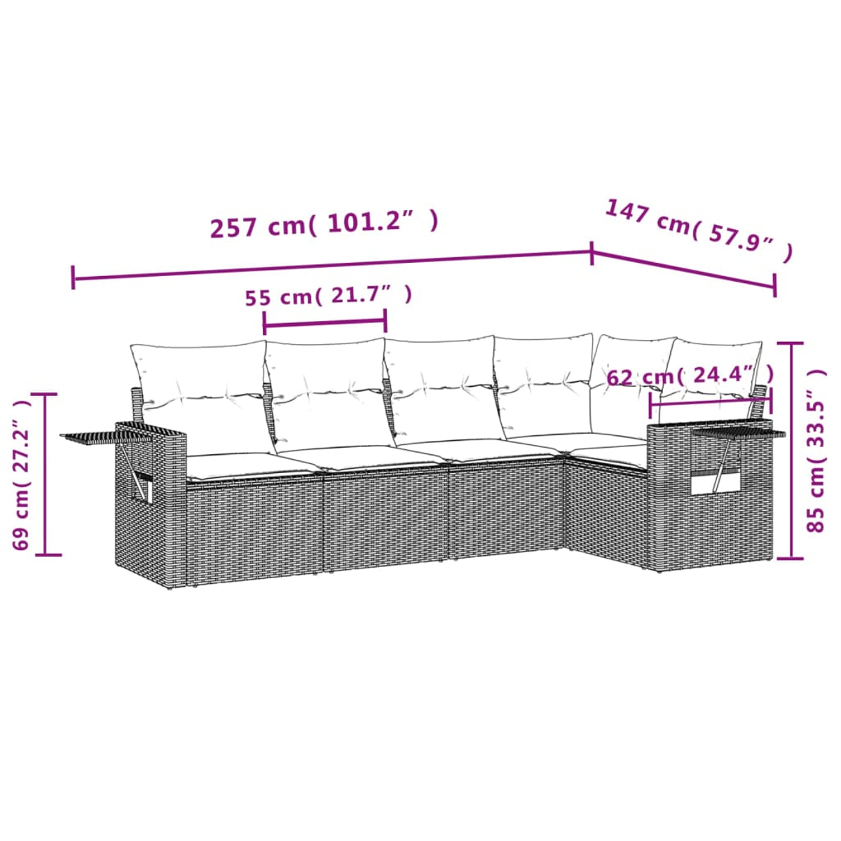 Ein L-förmiges Rattansofa mit beschrifteten Abmessungen. Es hat Kissen und Armlehnen mit Tischfunktionen.
