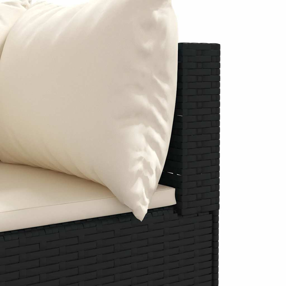 Nahaufnahme eines schwarzen Korbs Sofas mit cremefarbenem Kissen und Kissen. Das Kissen ist groß und liegt auf einem passenden Kissen.