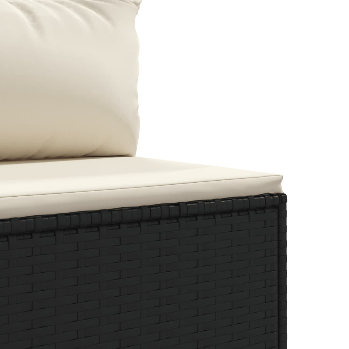 Nahaufnahme eines schwarzen, gewebten Outdoor-Sofas. Es hat ein cremefarbenes Kissen und ein Kissen. Der Hintergrund ist weiß.