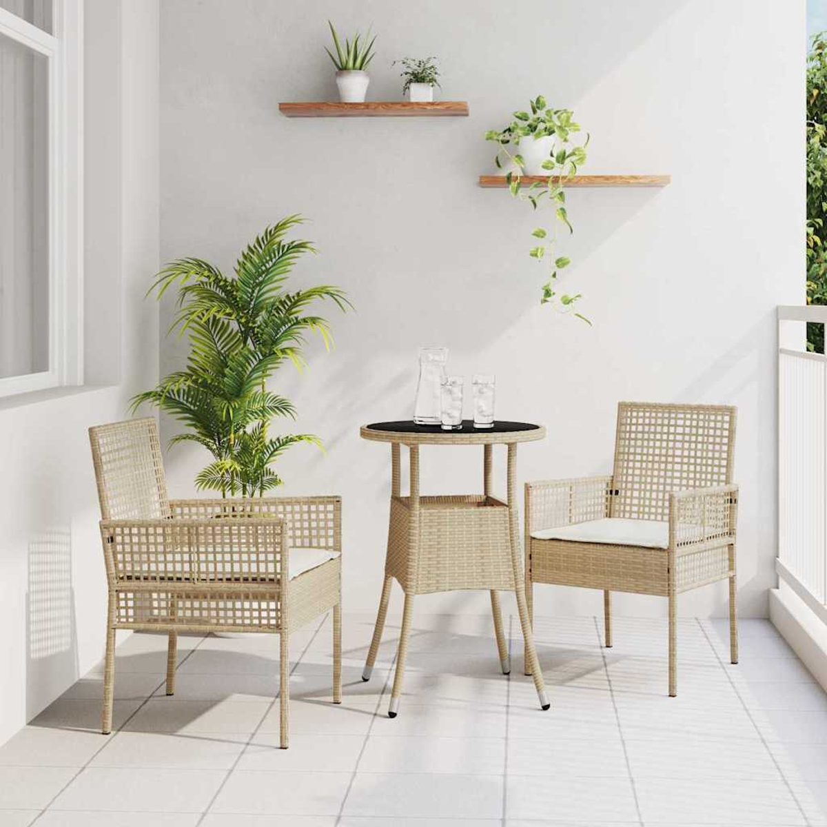 Ein Terrassenset mit zwei Stühlen und einem kleinen Tisch. Pflanzen stehen auf Regalen an der Wand. Palme in der Ecke.