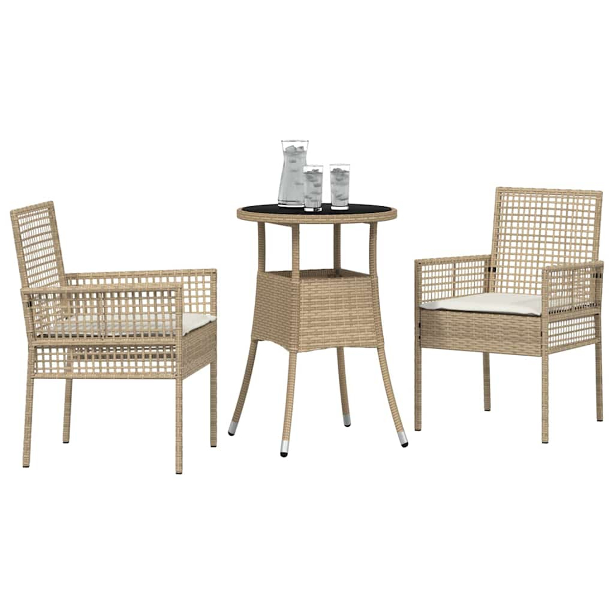 Dreiteiliges Gartenmöbel-Set: zwei Korbstühle mit Kissen und ein kleiner Tisch mit schwarzer Platte. Gläser und eine Kanne stehen auf dem Tisch.