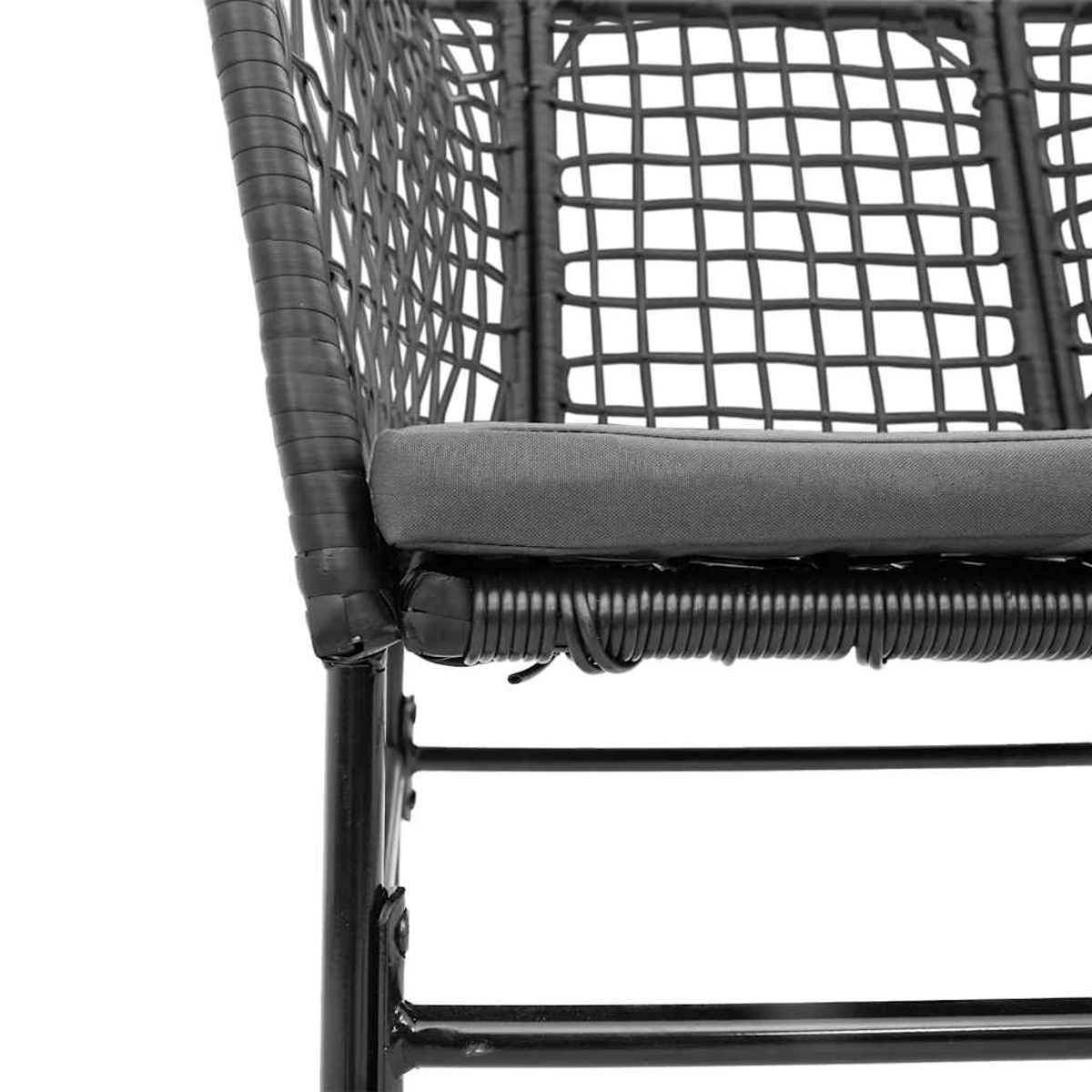 Primer plano de una silla negra tejida con un cojín gris. El marco es negro y el fondo es blanco.