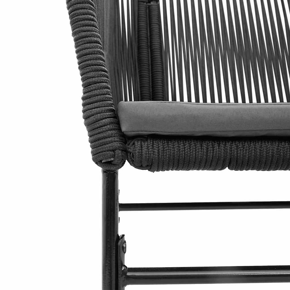 Nahaufnahme eines schwarzen Stuhls. Der Stuhl hat eine gewebte Rückenlehne und Sitzfläche, ein graues Kissen und schwarze Metallbeine. Weißer Hintergrund.