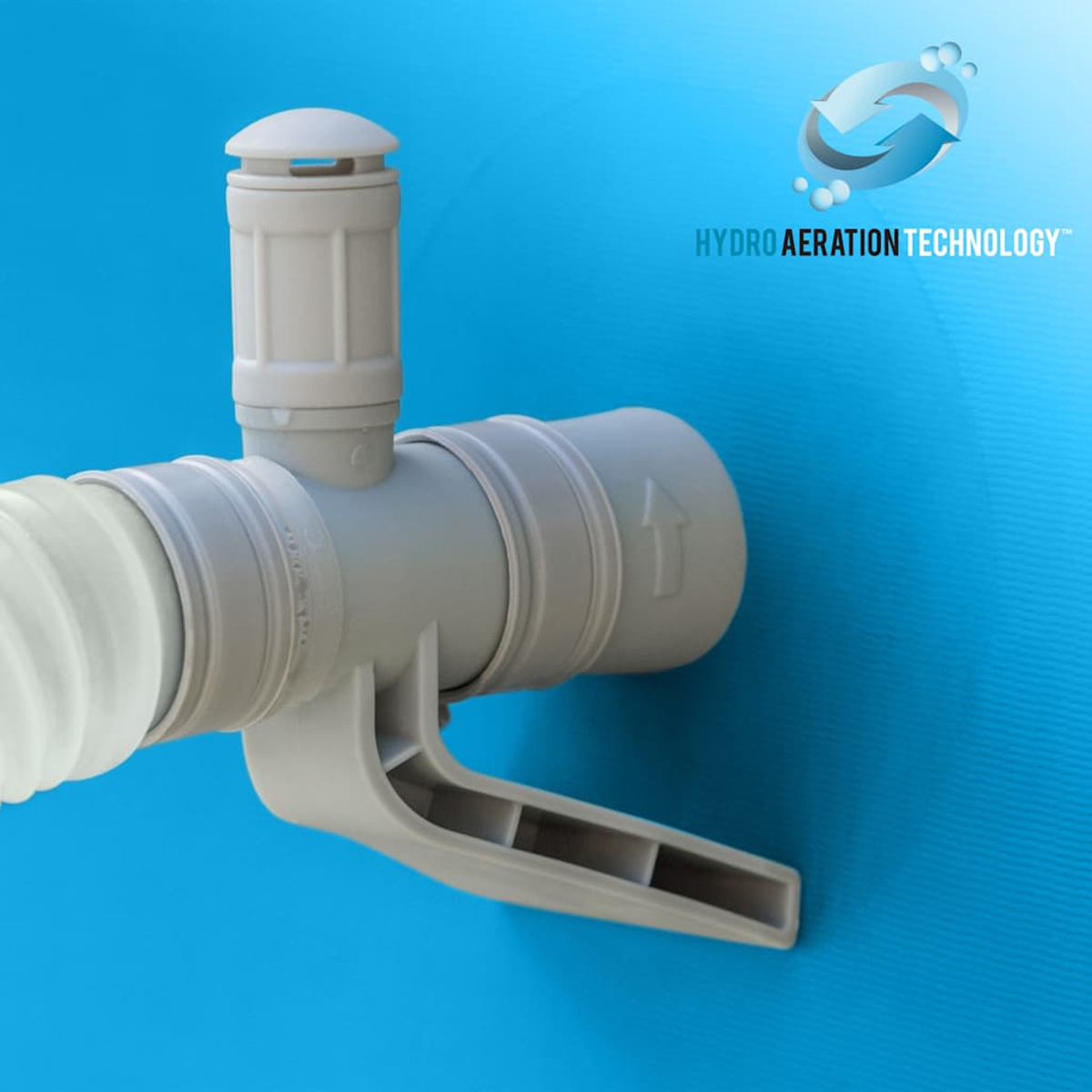 Ein graues Poolventil mit Griff, verbunden mit einem Schlauch, vor blauem Hintergrund. Der Text 'HYDRO AERATION TECHNOLOGY' ist sichtbar.