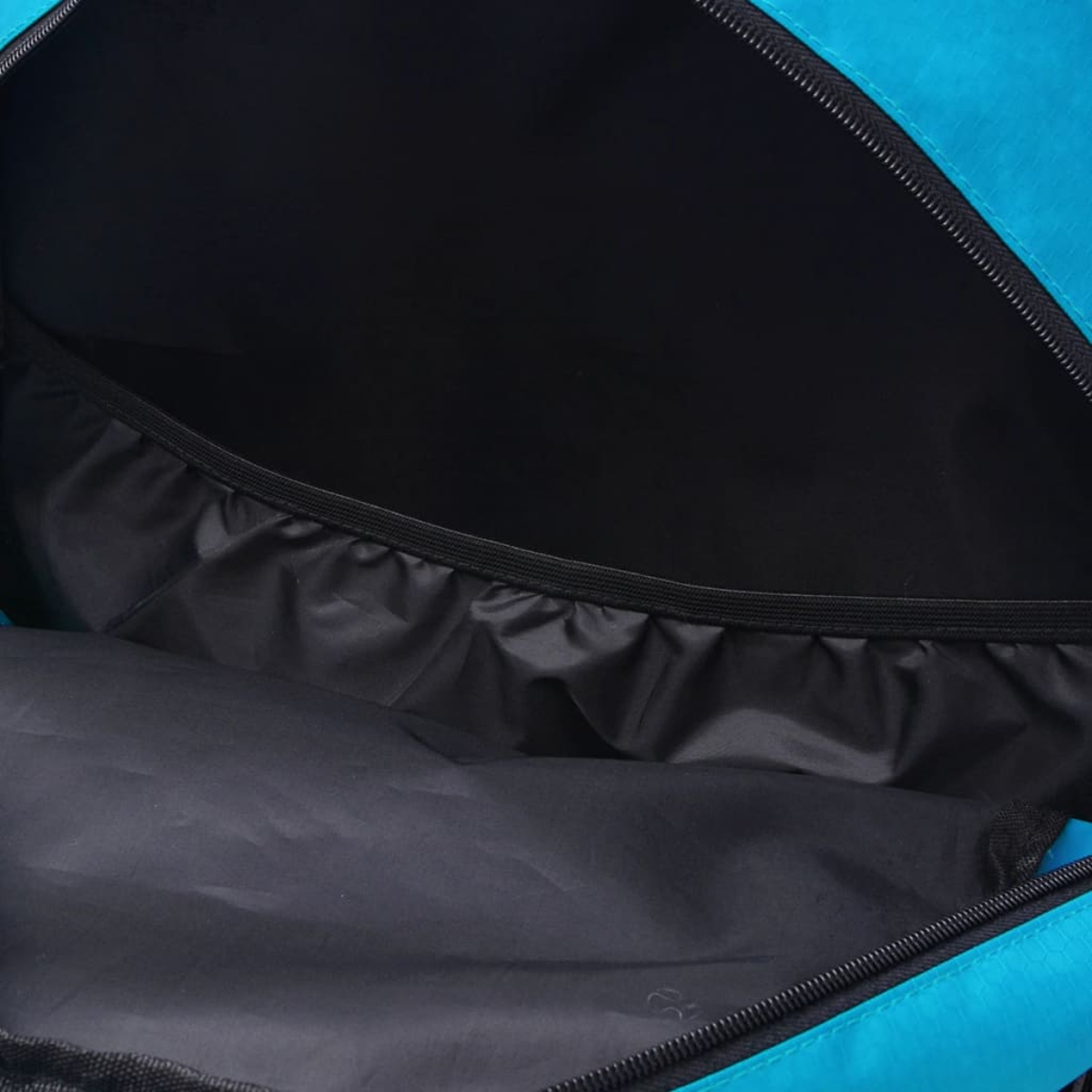 Offene Ansicht einer blauen Sporttasche. Der Innenraum ist schwarz und zeigt die Tasche und den Reißverschluss.