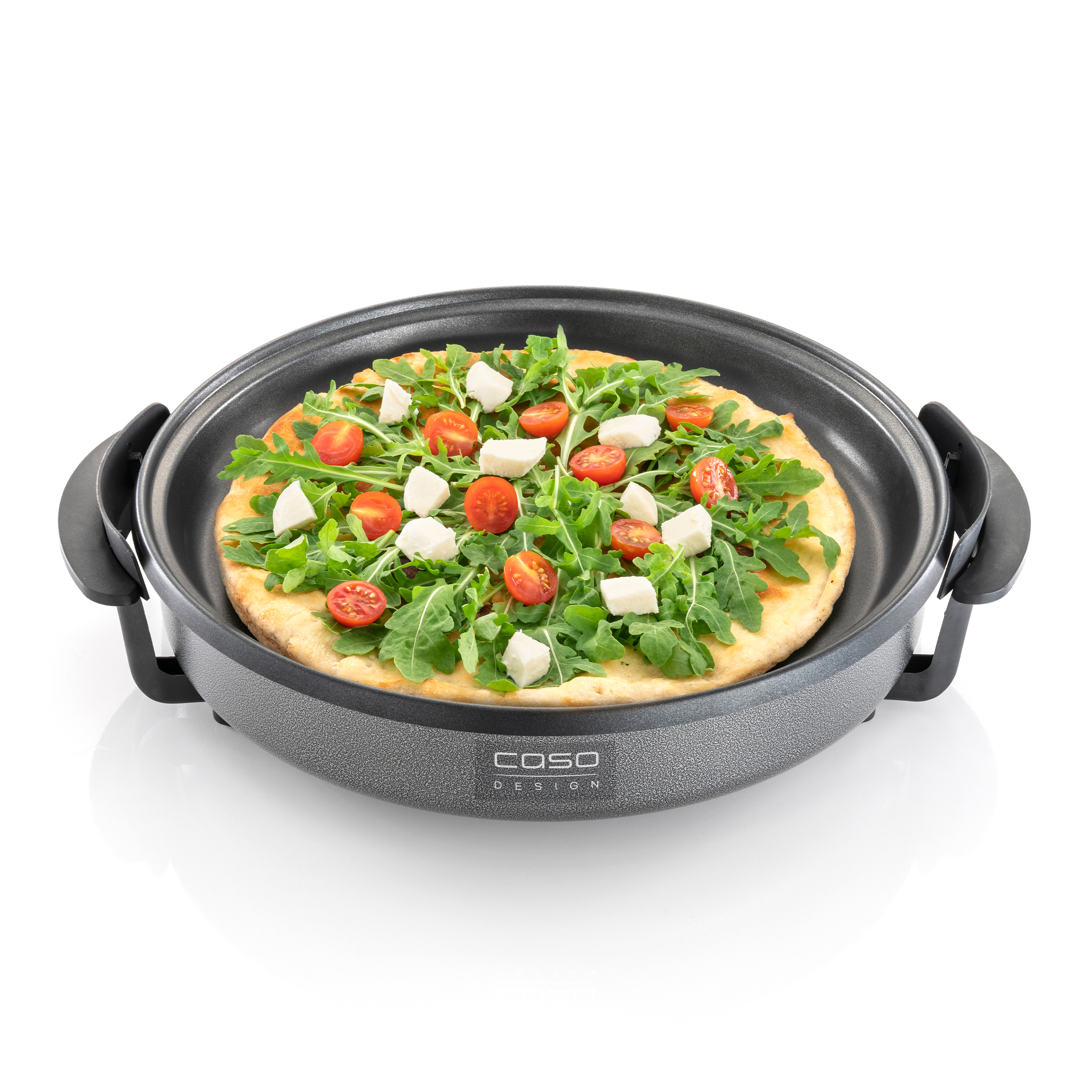 Pizza in einer grauen Pfanne mit Mozzarella, Tomaten und Rucola auf weißem Hintergrund. Die Pfanne hat schwarze Griffe.