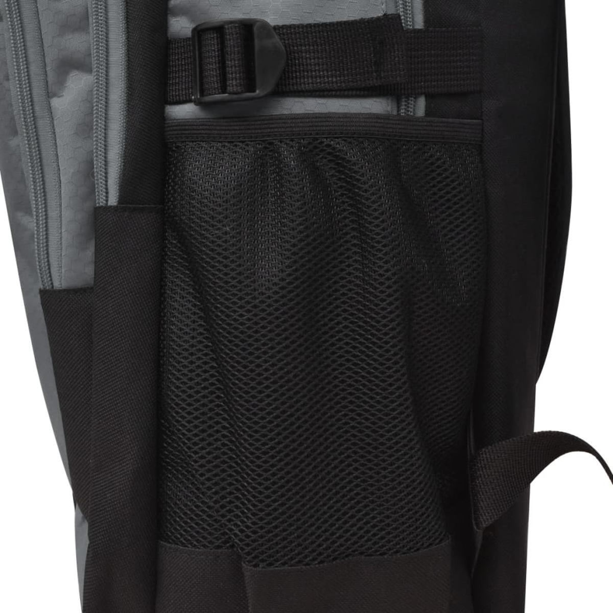 Nahaufnahme einer schwarzen Rucksackseite mit Netztasche, schwarzen Riemen und einer Schnalle. Die Tasche ist grau und schwarz.