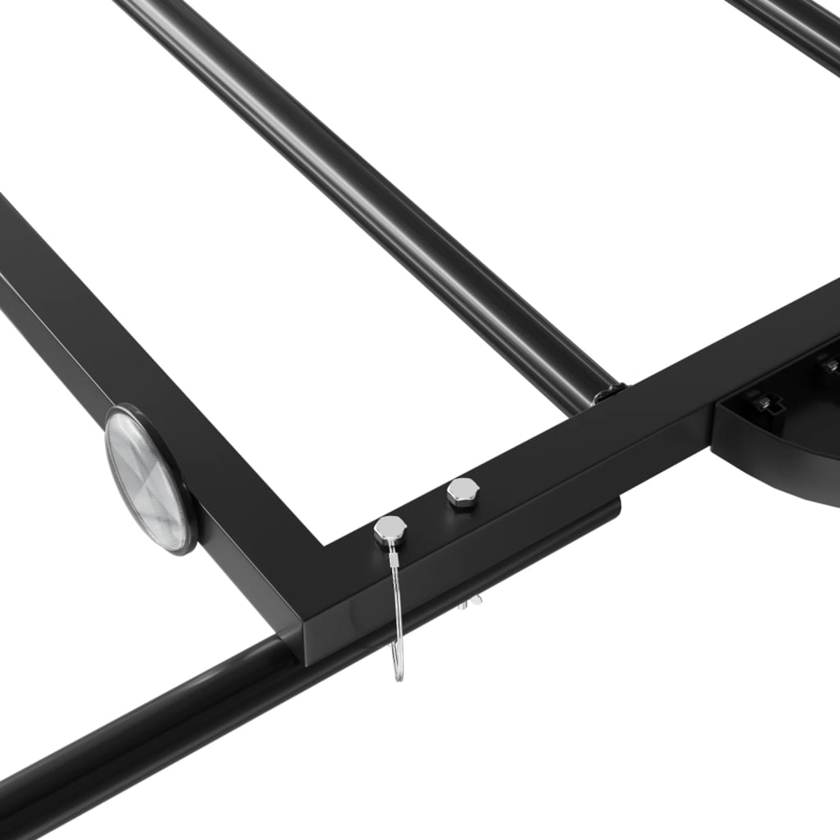 Nahaufnahme eines schwarzen Metallrahmens mit rundem, reflektierendem Element und silberner Hardware. Die Struktur scheint Teil einer größeren Baugruppe zu sein.
