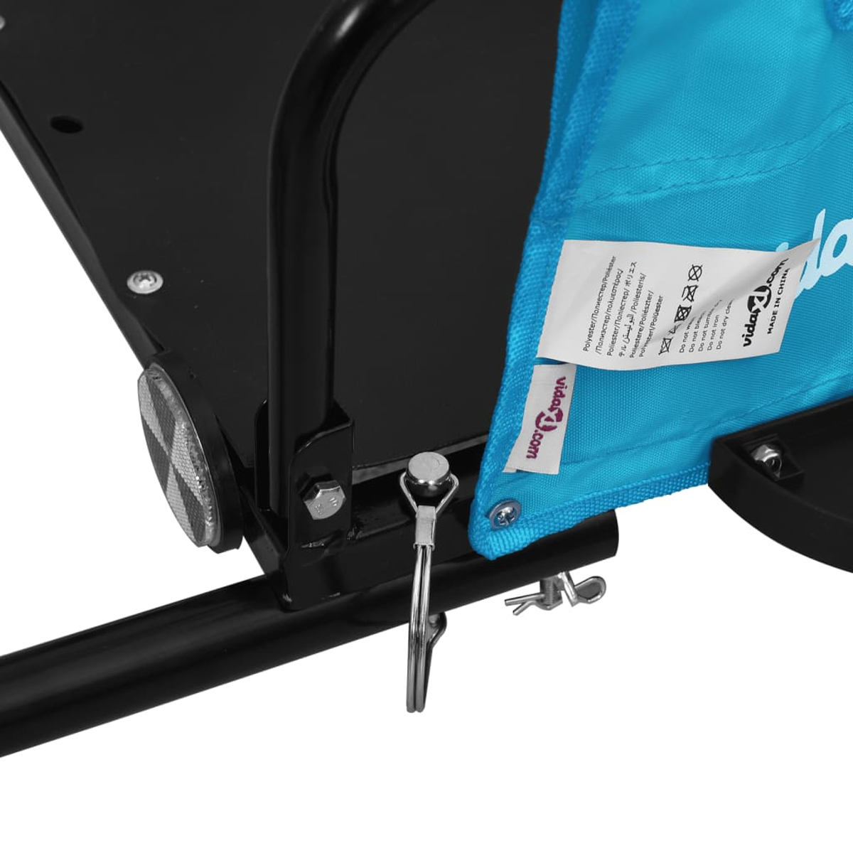 Nahaufnahme eines schwarzen Metall-Kinderwagenrahmens mit blauem Stoffdetail. Der Stoff hat ein Etikett mit Waschanweisungen.