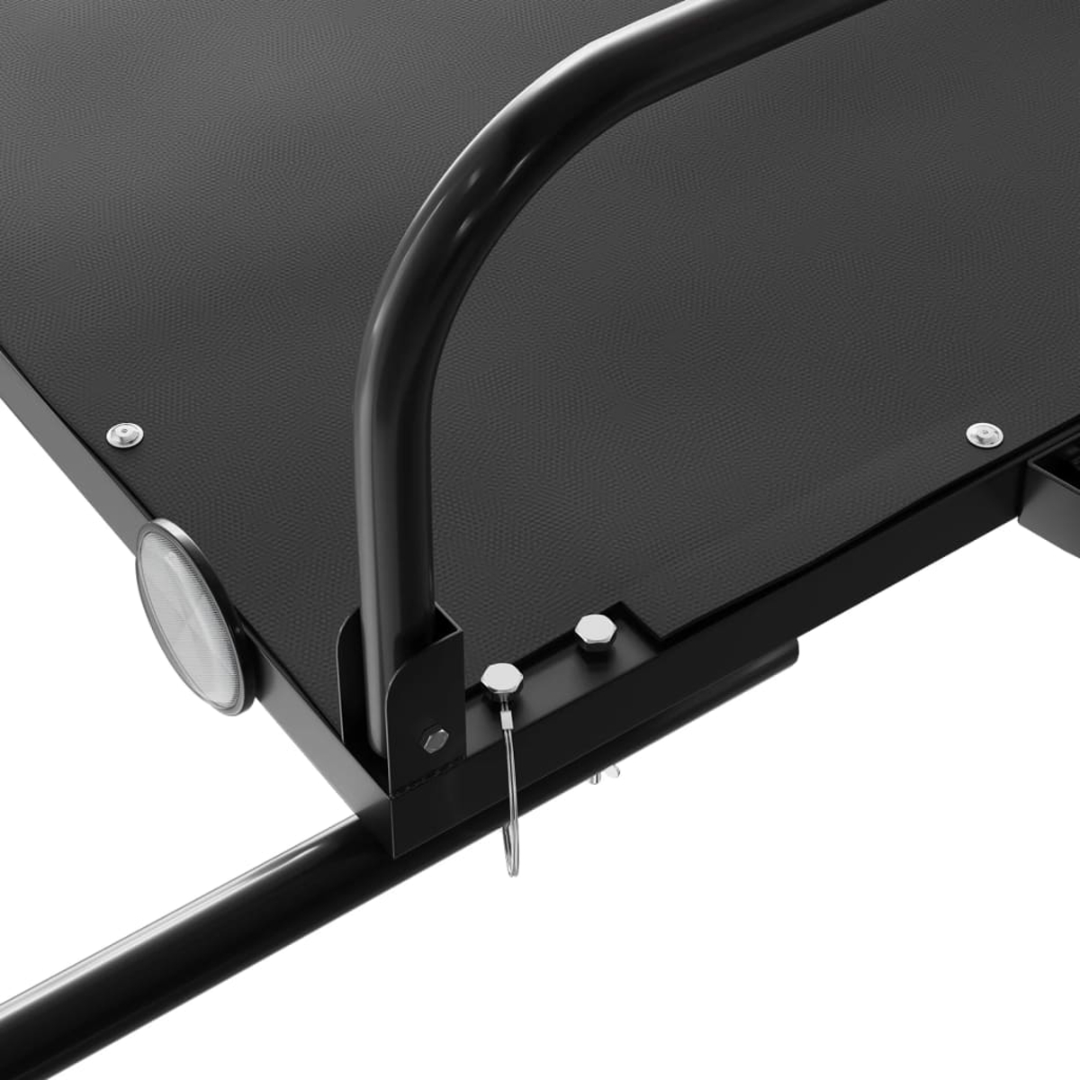 Nahaufnahme eines schwarzen Metallwagens. Ein gebogener Griff, eine schwarze Plattform und ein Licht sind sichtbar. Befestigungen und Stützen sind ebenfalls vorhanden.