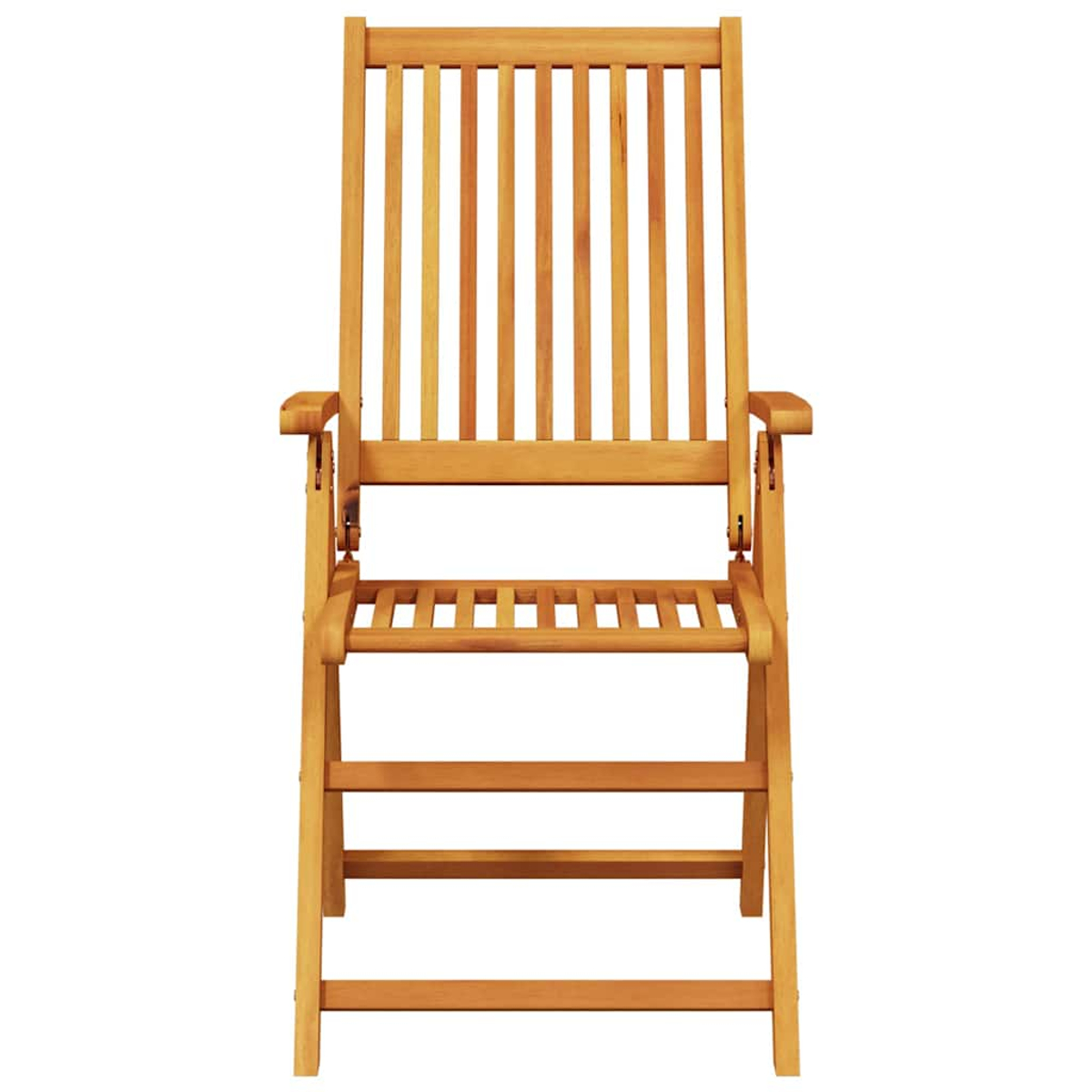 Ein hölzerner Klappstuhl, von vorne gesehen. Er hat eine Lattenlehne, Armlehnen und eine Lattenfläche. Der Stuhl ist aus hellbraunem Holz.