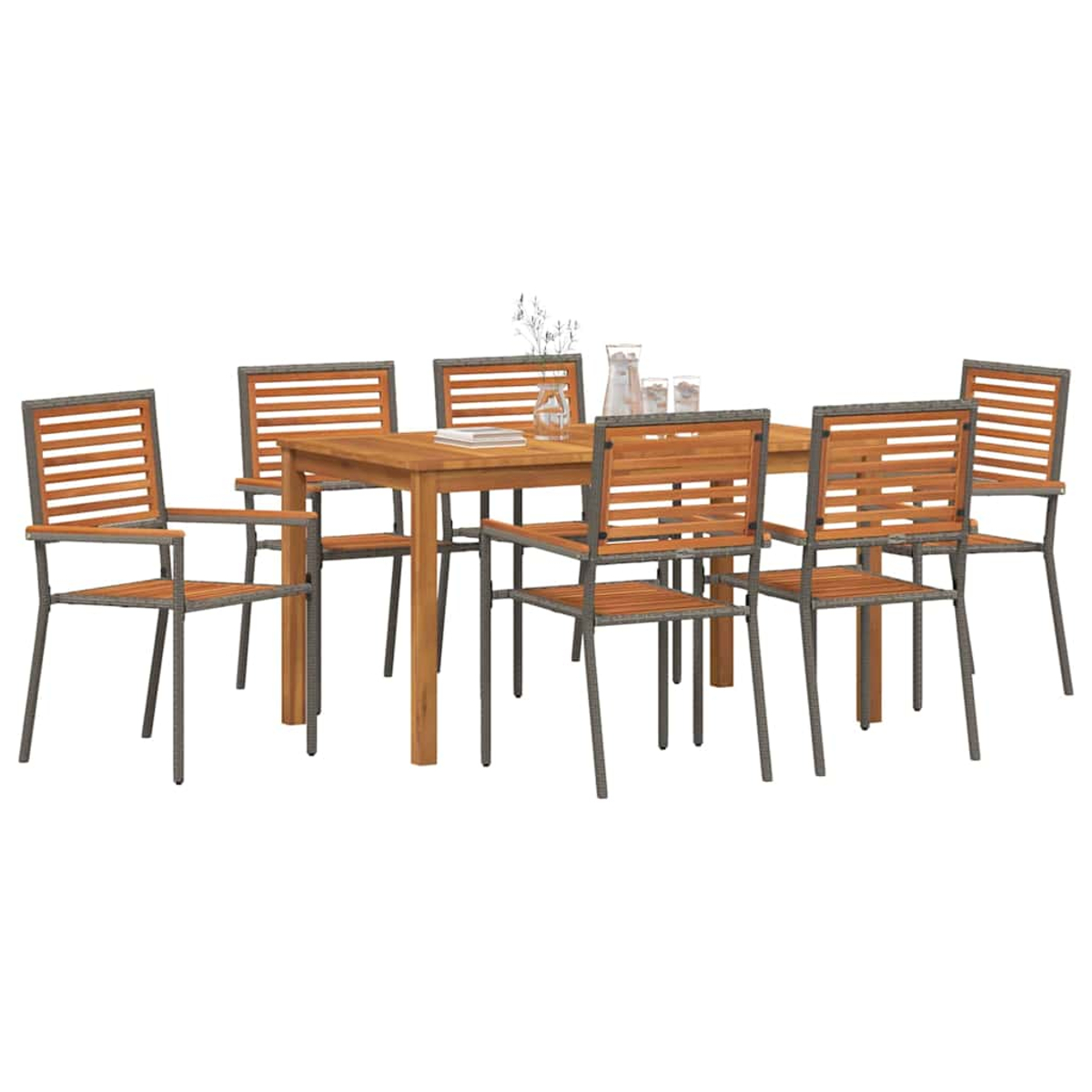 Una mesa de madera con seis sillas. Una jarra y vasos sobre la mesa. Las sillas tienen listones de madera y marcos de metal.