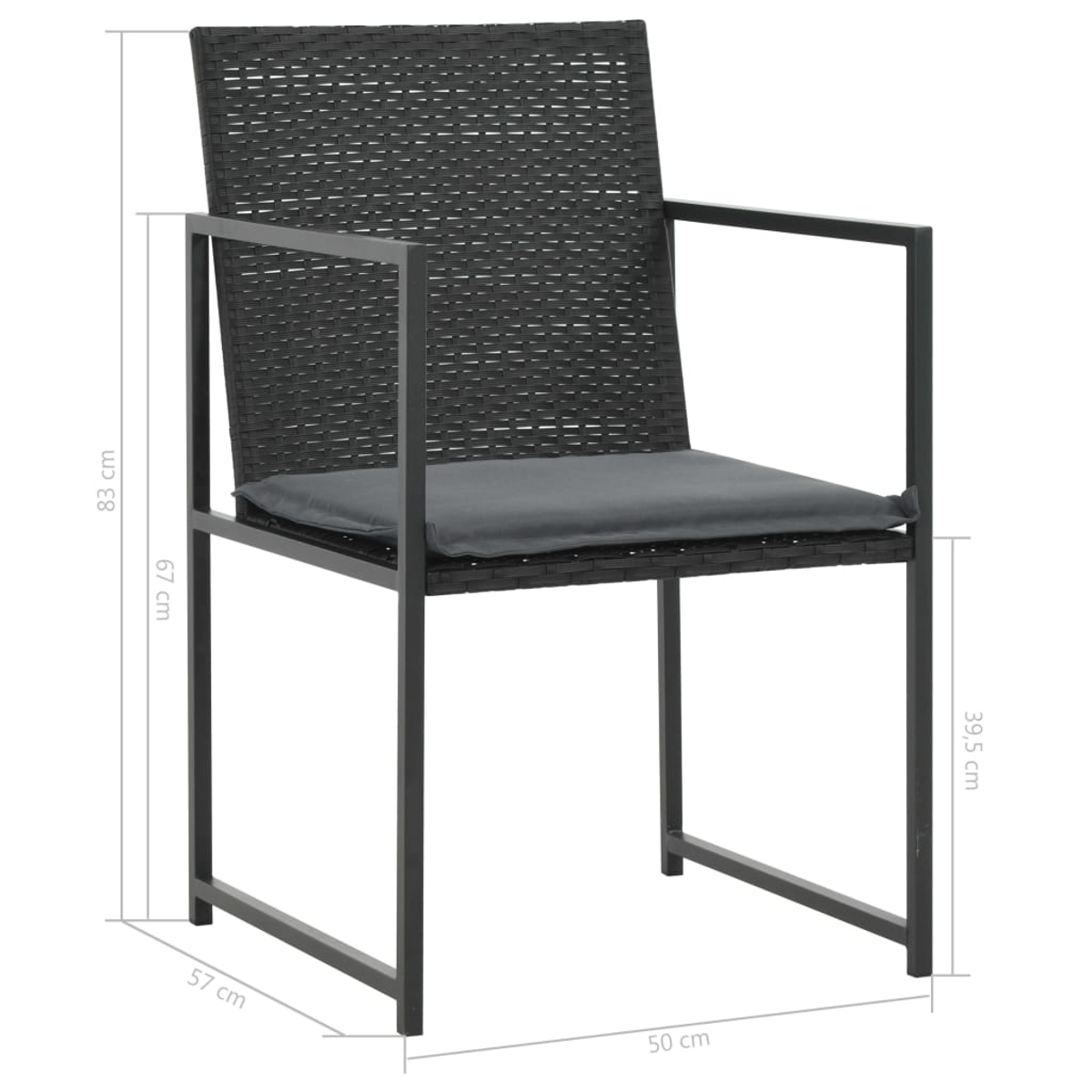 Ein schwarzer Korbstuhl mit grauem Kissen. Er hat eine rechteckige Rückenlehne, Armlehnen und einen quadratischen Sitz. Der Stuhl steht auf weißem Grund.