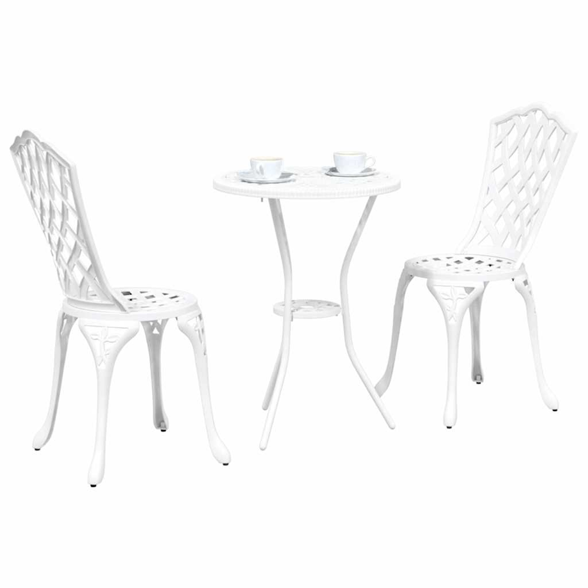 Weißes Terrassenset mit zwei Stühlen und einem kleinen Tisch. Zwei Tassen auf dem Tisch. Das Set befindet sich auf weißem Hintergrund.