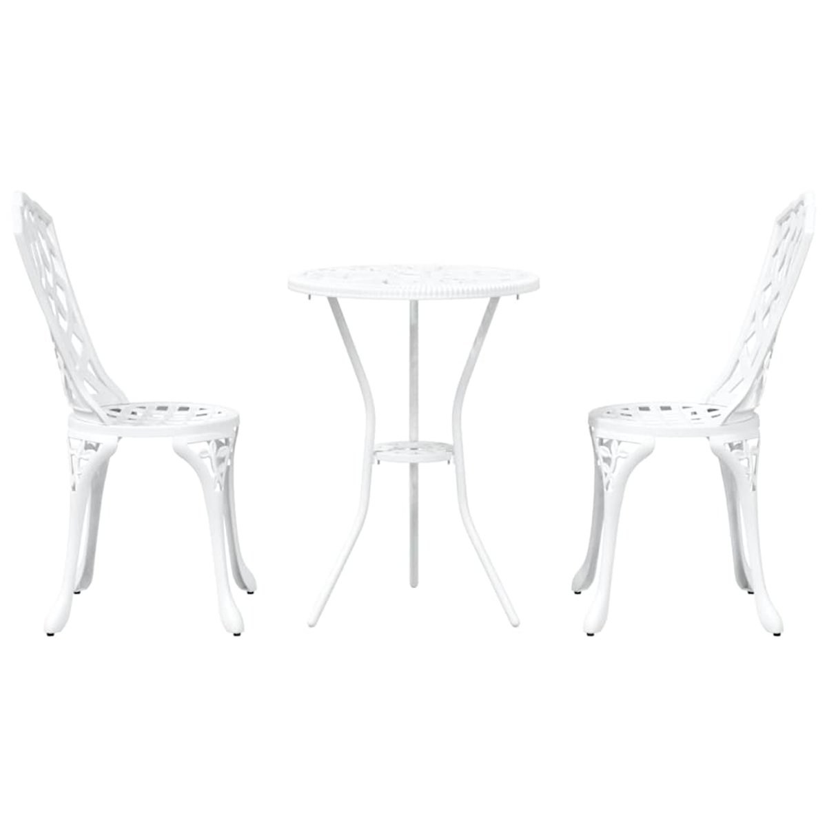 Ein weißes Terrassenset mit zwei Stühlen und einem kleinen Tisch. Die Stühle und der Tisch haben verzierte Designs. Alle sind vor weißem Hintergrund.