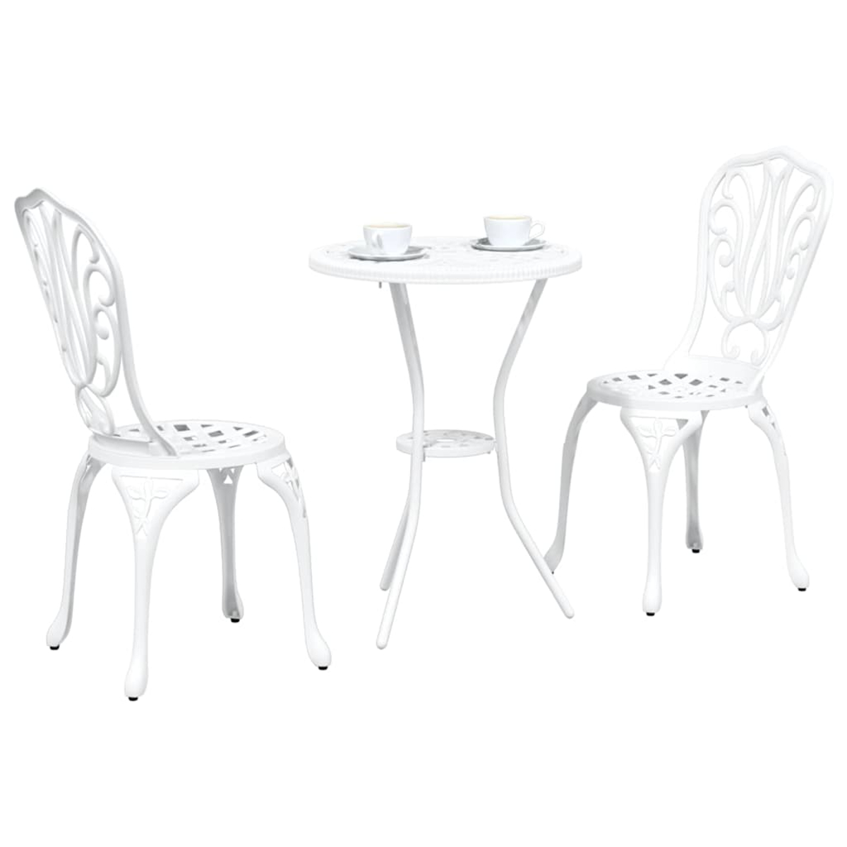 Juego de bistró blanco: dos sillas y una mesa redonda pequeña. Dos tazas y platillos sobre la mesa. Todo sobre un fondo blanco.