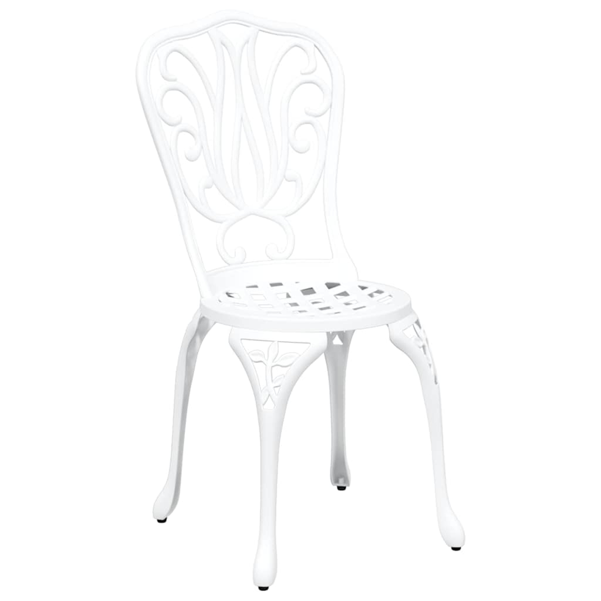 Una silla de metal blanca y ornamentada. Tiene respaldo decorativo y asiento de listones. Las patas se curvan hacia afuera, sobre fondo blanco.