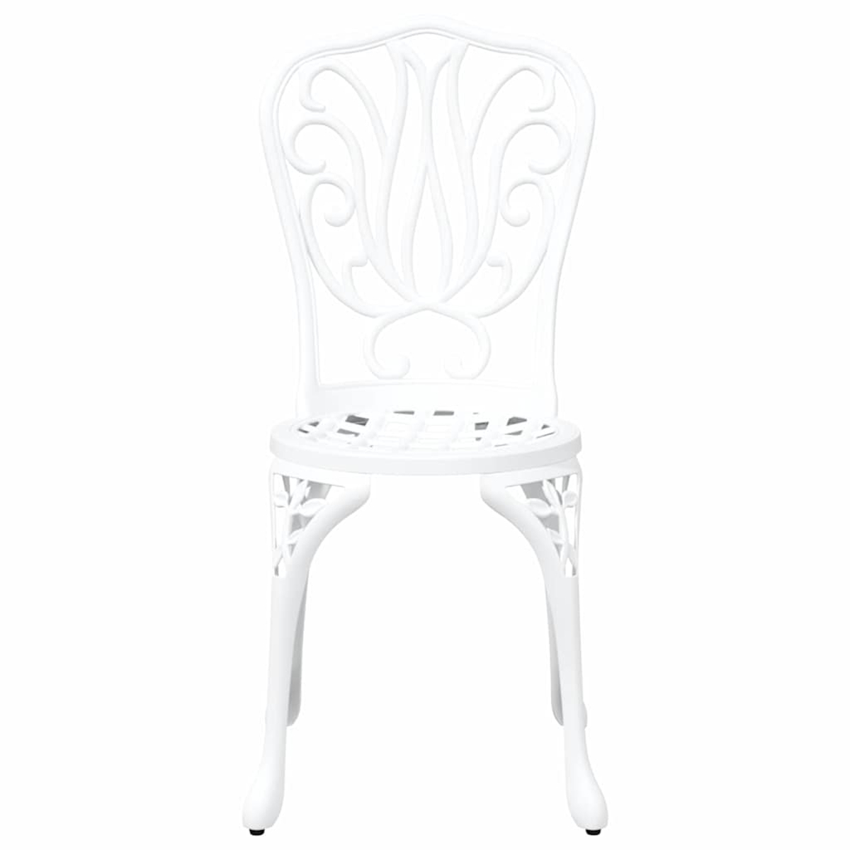 Una silla blanca ornamentada con respaldo y asiento decorativos. La silla tiene patas curvas y está sobre un fondo blanco.