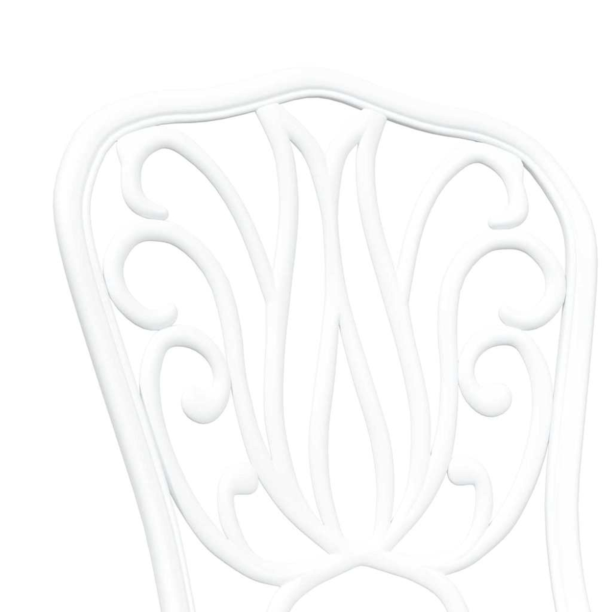 Primer plano del respaldo de una silla blanca. Presenta adornos de metal curvos. El fondo es blanco liso.