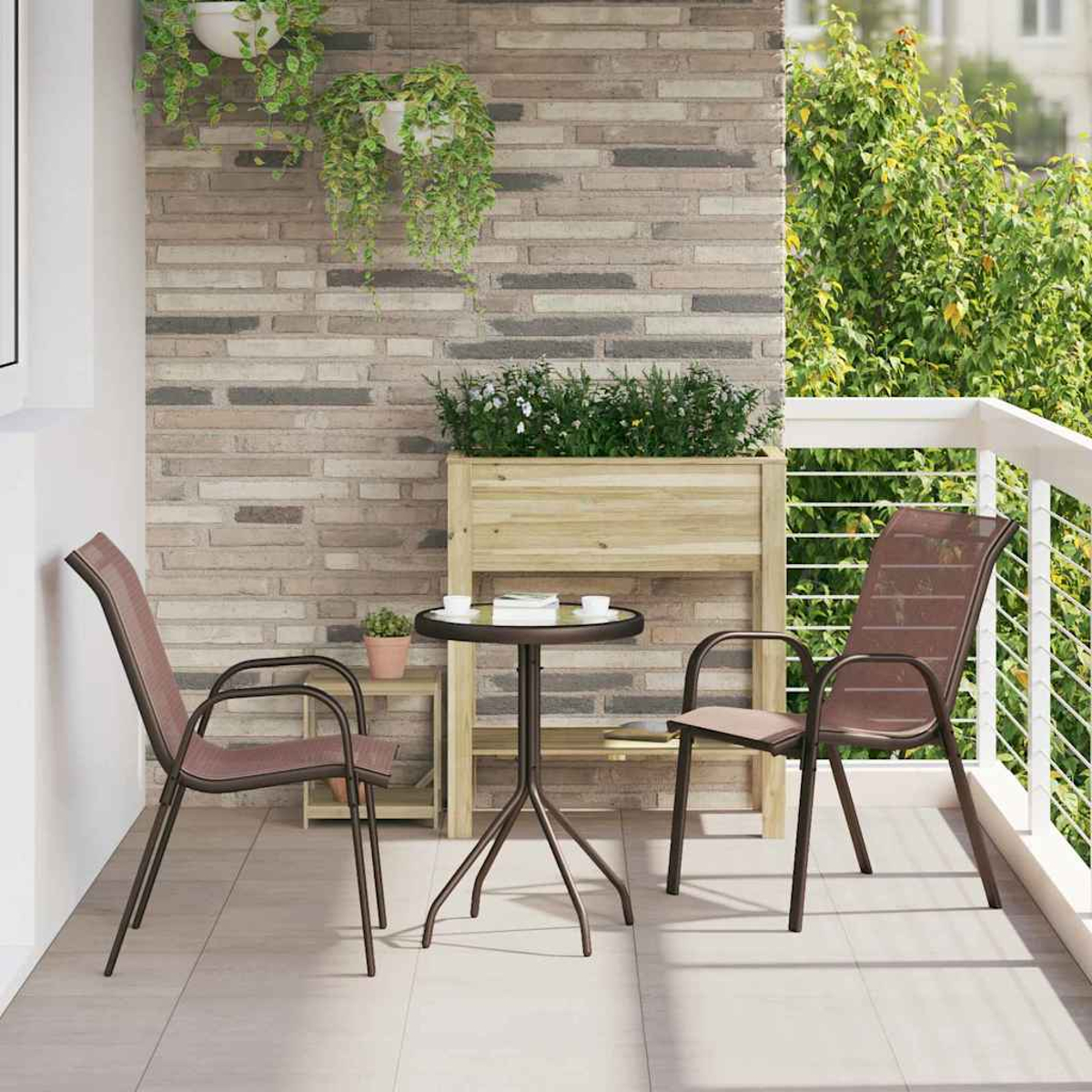 Balkon mit zwei Stühlen und einem kleinen Tisch. Eine Backsteinmauer bildet den Hintergrund. Pflanzen hängen von oben und ein Baum wächst im Hintergrund.
