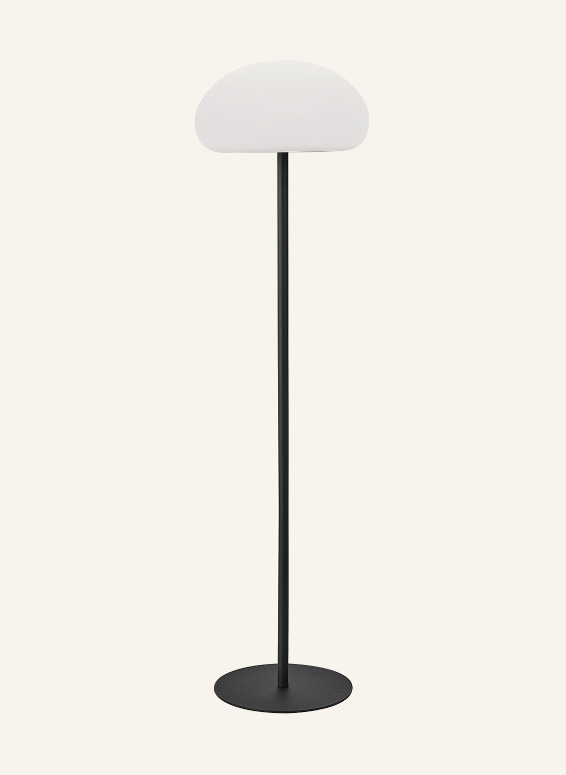 Eine moderne Stehlampe mit weißem, rundem Lampenschirm und einem schwarzen, schlanken Stiel, getragen von einem runden Fuß.