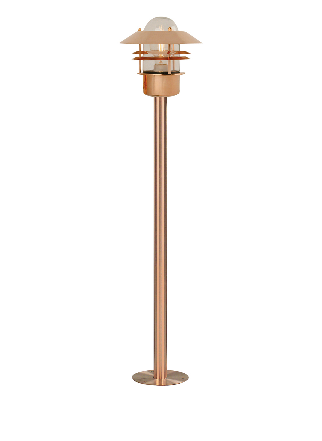 Eine kupferfarbene Außenlampe. Sie hat eine klare Glühbirne oben und einen mehrschichtigen Schirm. Die Stange ist kupferfarben und der Sockel rund.
