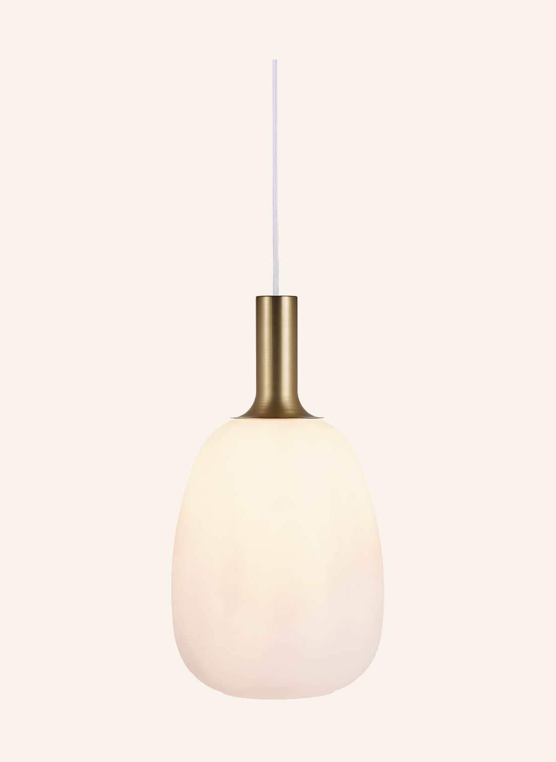 Une suspension avec un abat-jour blanc et bulbeux, un luminaire en laiton et un cordon blanc est suspendue sur un fond crème.