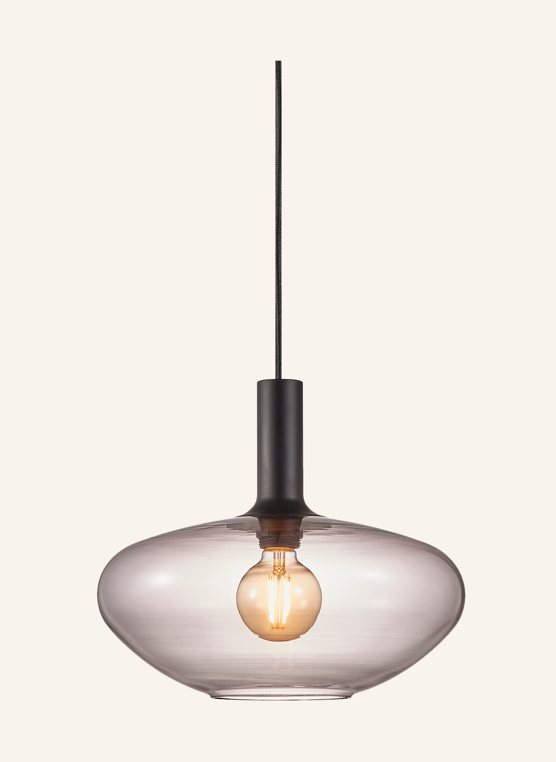 Une suspension moderne avec un abat-jour rond en verre fumé. La lampe a une tige noire et une ampoule visible de couleur chaude.