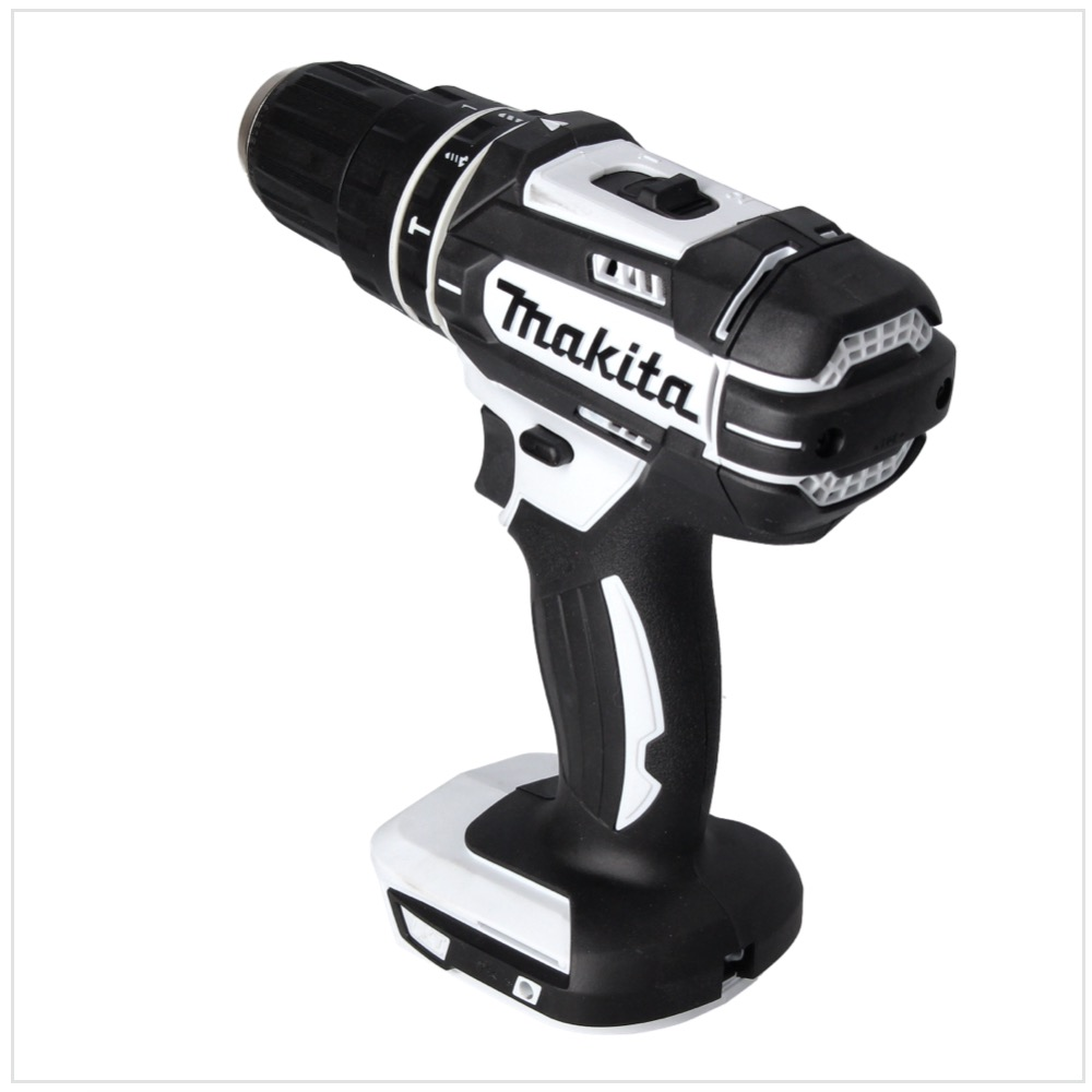 Ein schwarz-weißer Makita Akku-Bohrschrauber. Der Bohrschrauber steht vor einem weißen Hintergrund. Das Bohrgerät hat das Makita-Logo.