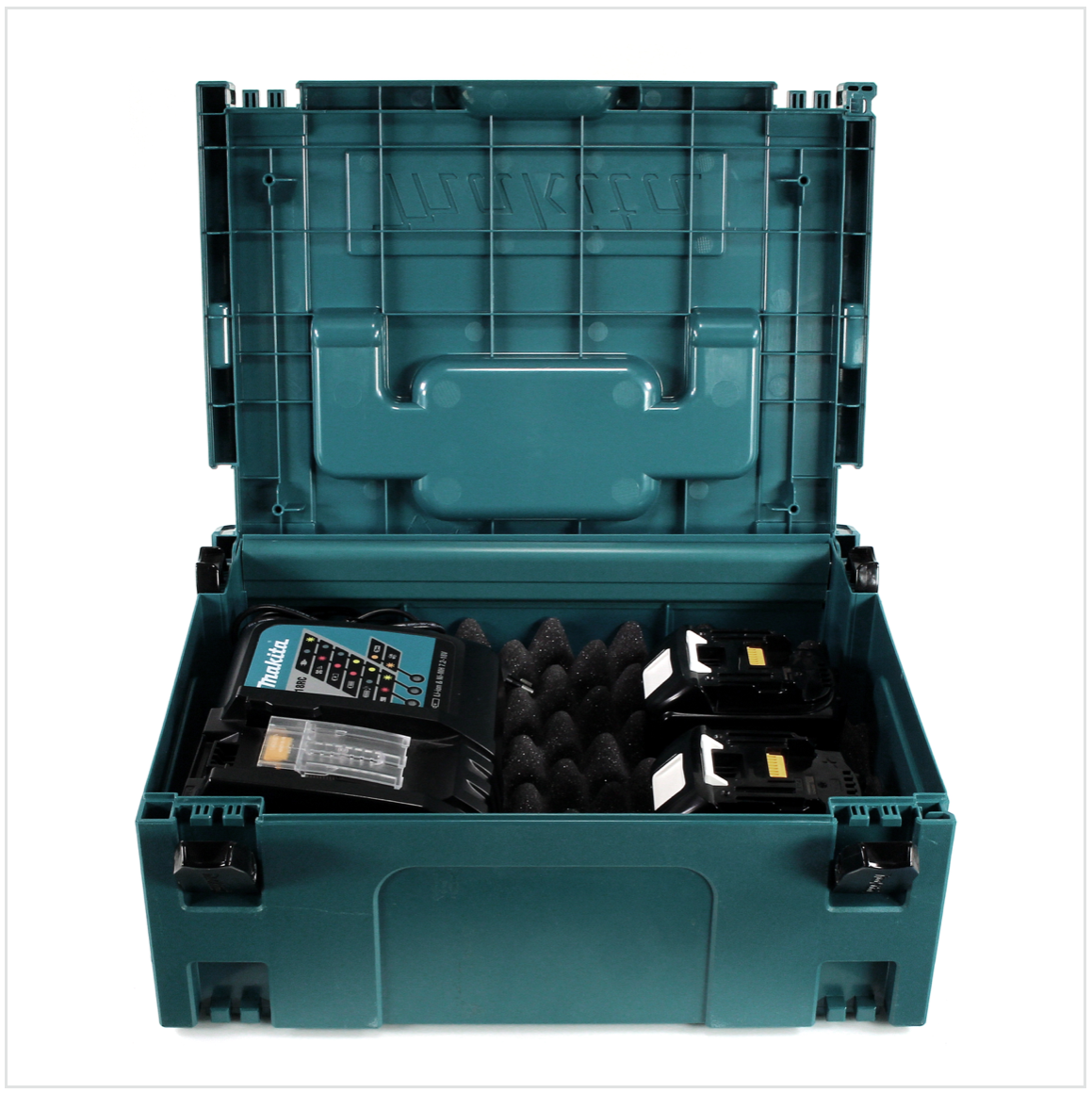 Eine offene, teal-farbene Makita-Werkzeugkiste mit Ladegerät, Batterien und Schaumstoffeinlagen. Der Deckel ist offen, was den Inhalt zeigt.