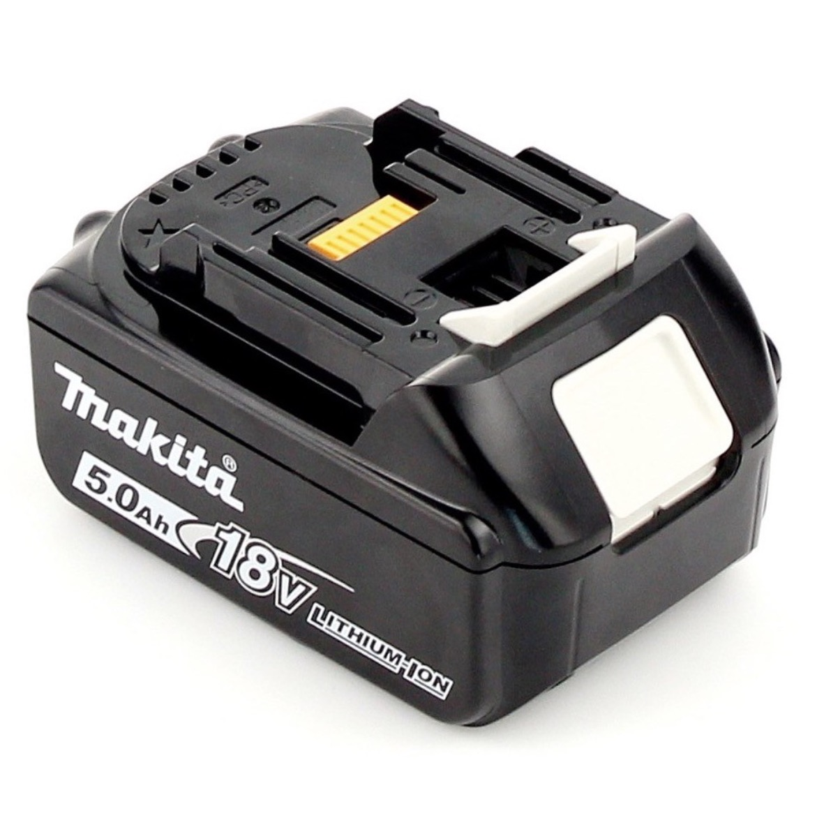 Ein schwarzer Makita 18V Lithium-Ionen-Akkupack. Er hat weißen Text und einen weißen Entriegelungsknopf. Ein gelbes Element ist sichtbar.