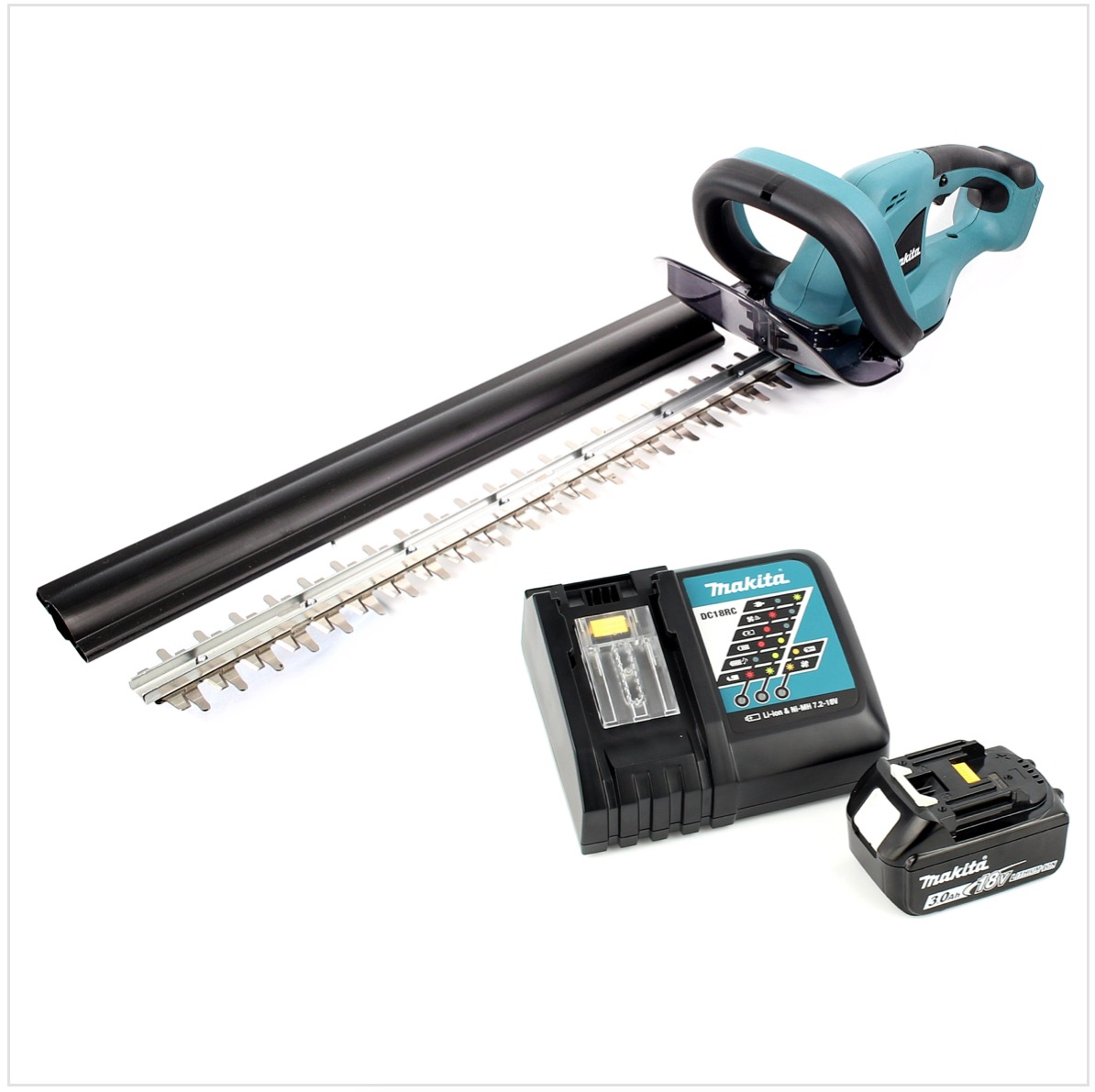 Eine Makita Heckenschere, ein Ladegerät und ein Akku auf Weiß. Der Trimmer ist türkis und schwarz. Das Ladegerät und der Akku sind schwarz.
