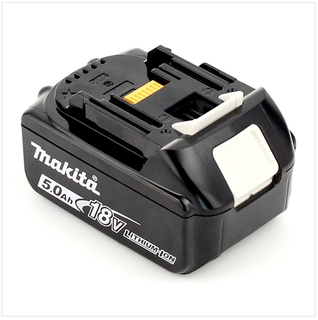 Schwarzer Makita 18V 5,0Ah Lithium-Ionen-Akku. Mit weißem Entriegelungsknopf und gelben Akzenten. Auf weißer Oberfläche platziert.