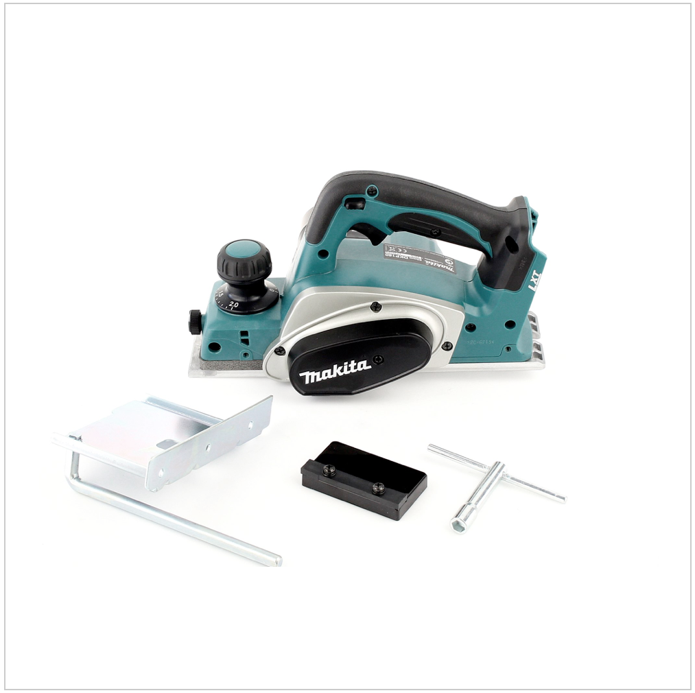 Ein Makita-Elektrohobel mit Zubehör auf weißem Hintergrund. Der Hobel ist teal und silber mit einem schwarzen Griff. Das Zubehör ist metallisch und schwarz.
