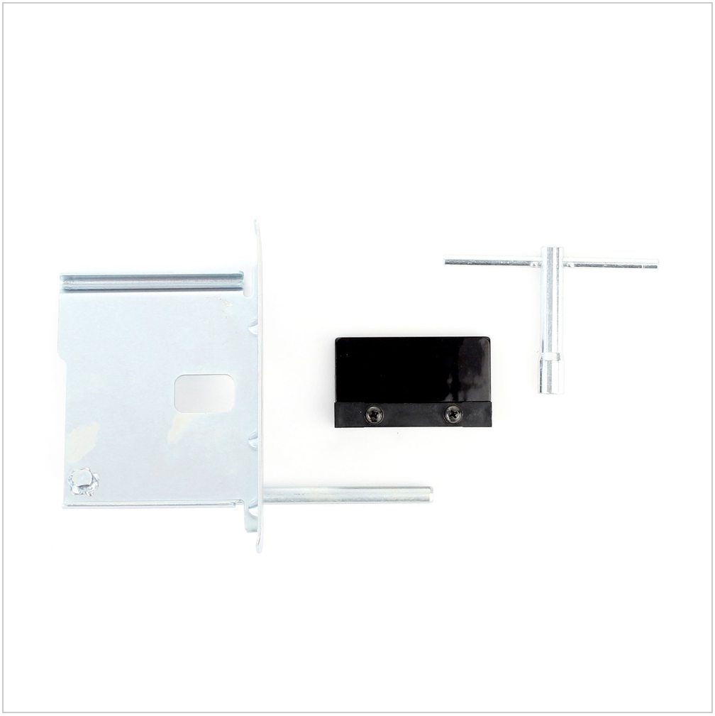 Metallische Hardware-Komponenten auf weißem Hintergrund. Enthält eine Halterung, ein schwarzes Teil mit Schrauben und ein kleines schlüsselartiges Werkzeug.