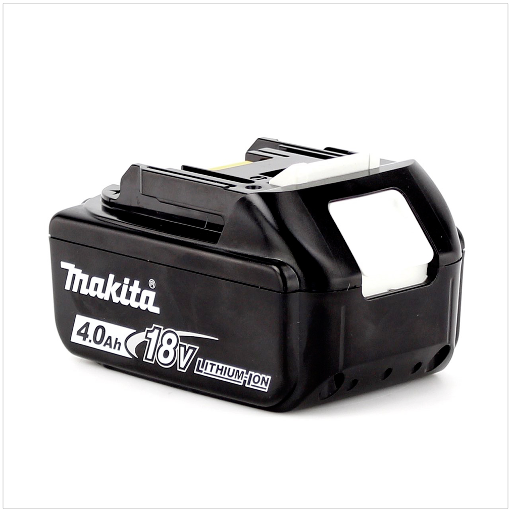 Ein schwarzer Makita 18V Lithium-Ionen-Akku. Er hat weißen Text und ein weißes Rechteck darauf. Der Akku befindet sich auf einer weißen Oberfläche.