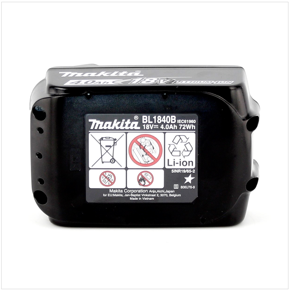 Schwarzer Makita 18V-Akku. Das Etikett zeigt Warnungen, Spezifikationen und Li-Ion-Details. Der Hintergrund ist weiß.