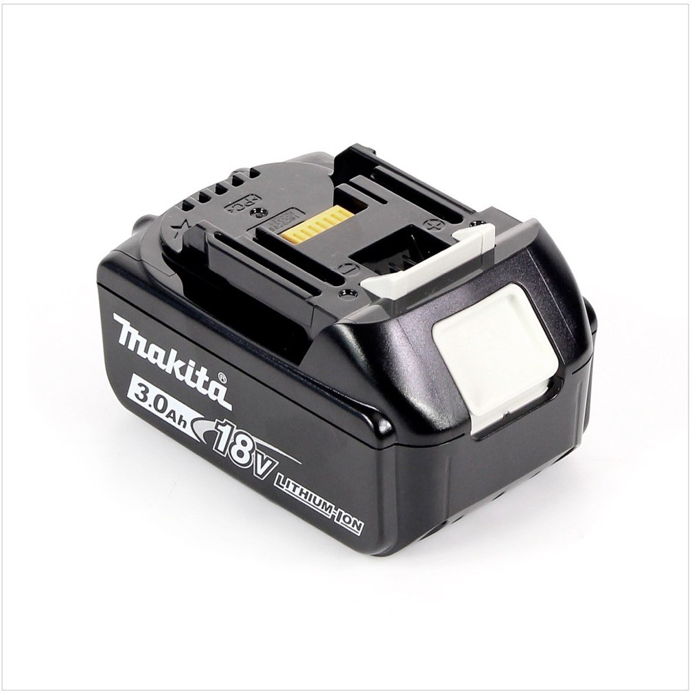 Ein schwarzer Makita 18V Lithium-Ionen 3.0Ah Akku auf weißem Untergrund. Er hat eine schwarze Oberseite, einen weißen Knopf und gelbe Anschlüsse.
